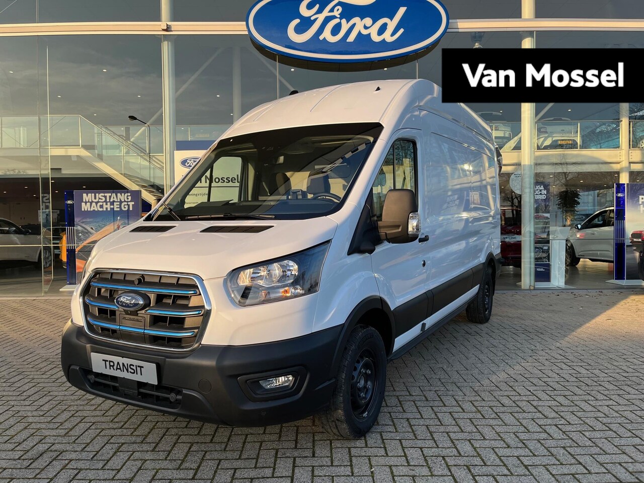 Ford E-Transit - 350 L2H3 Trend 68 kWh EXTRA HOOG DAK H3 | Navigatie + Camera | Adaptive Cruise Controle | - AutoWereld.nl