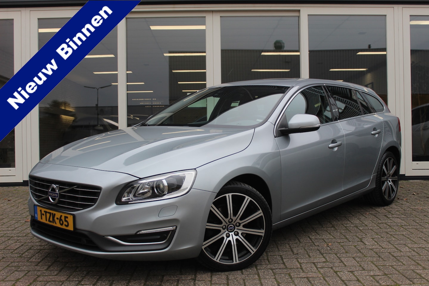 Volvo V60 - 2.0 D4 Summum 2.0 D4 Summum,Exportprijs Binnen Eu **€8750,-** Cruise Control, Automaat, Airco, Camera, T - AutoWereld.nl