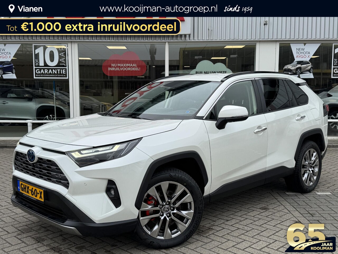 Toyota RAV4 - 2.5 Hybrid AWD Executive 1650KG trekgewicht, slechts 26535KM - AutoWereld.nl