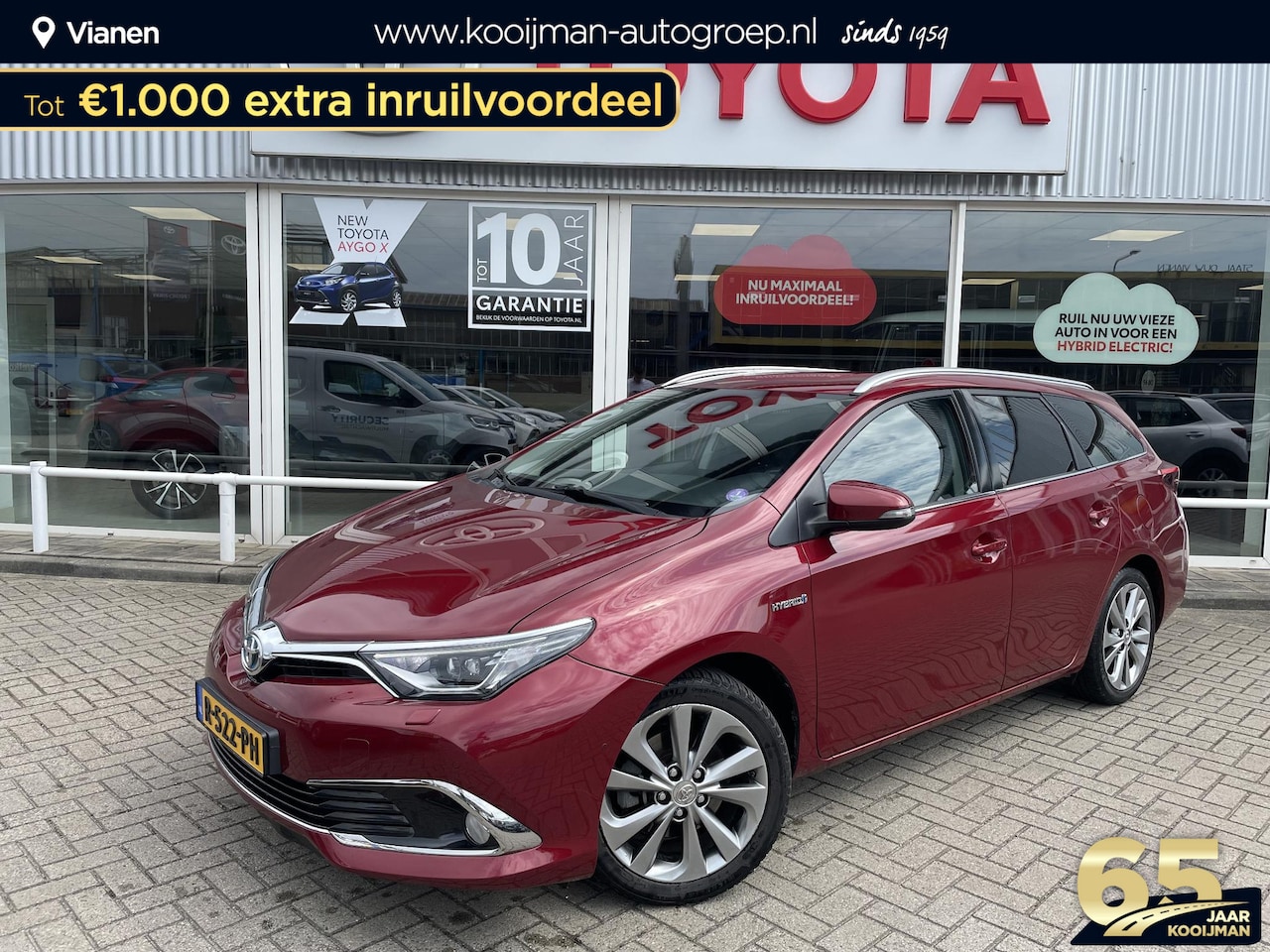 Toyota Auris Touring Sports - 1.8 Hybrid Freestyle Lava red parelmoer, parkeersensoren voor en achter, stoel verwarming, - AutoWereld.nl