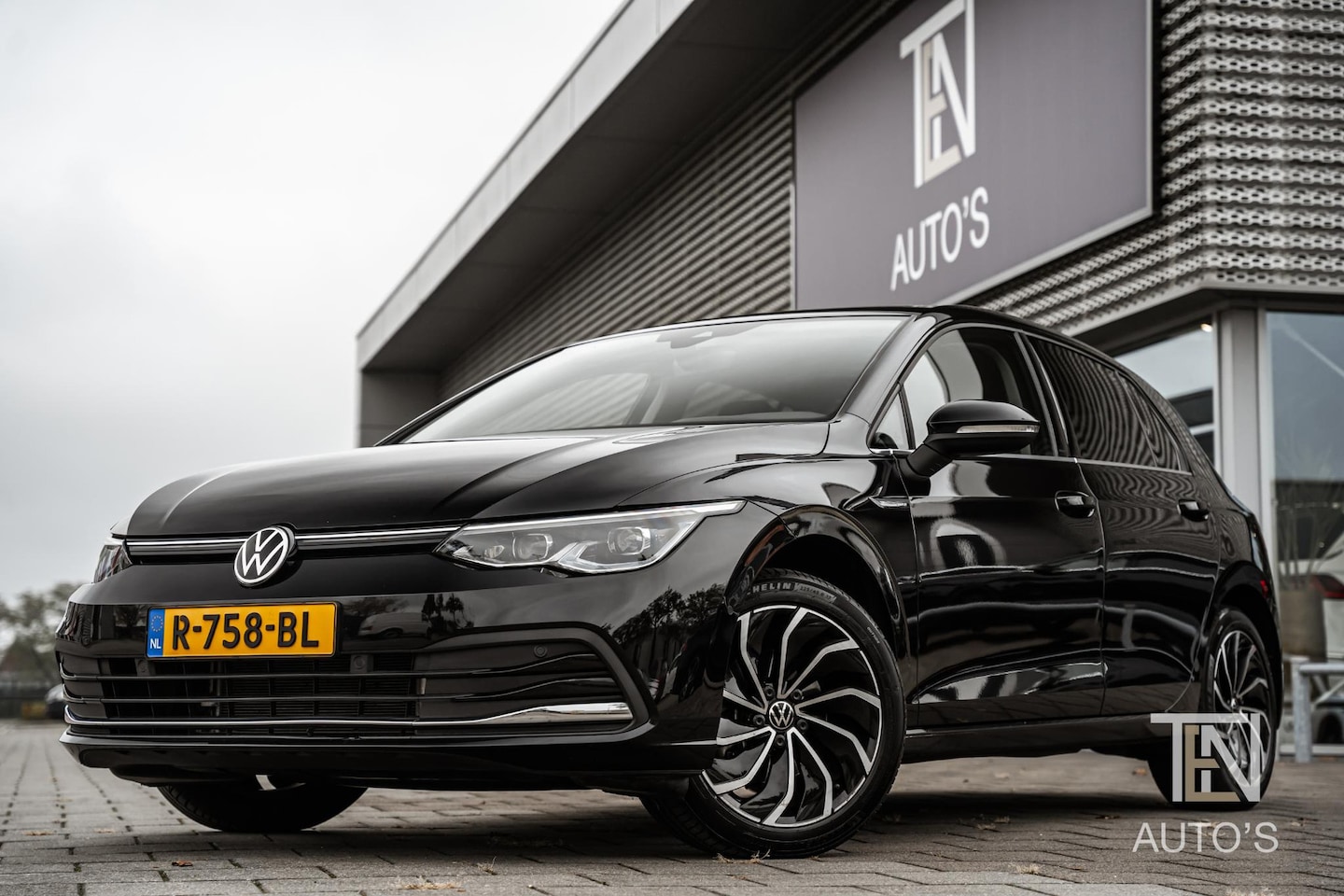 Volkswagen Golf - 8 1.5 eTSI Style Automaat | Keyless | Matrix LED | Sfeerverlichting | Trekhaak - AutoWereld.nl