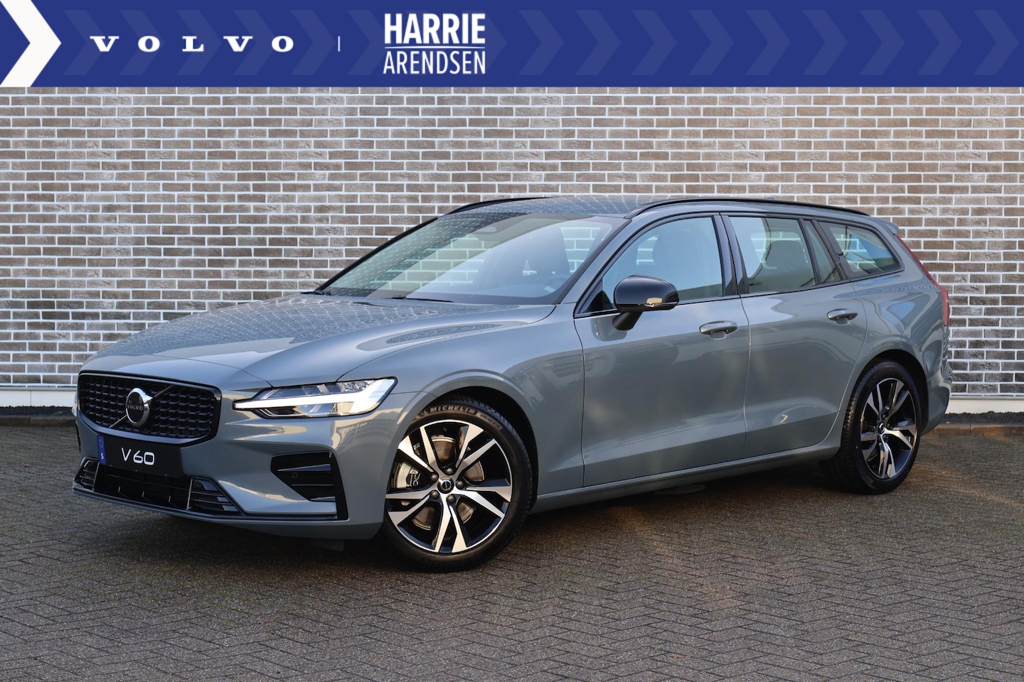 Volvo V60 - 2.0 B4 Plus Dark Adaptieve Cruise Control | Verwarmbare voorstoelen, achterbank en stuurwi - AutoWereld.nl