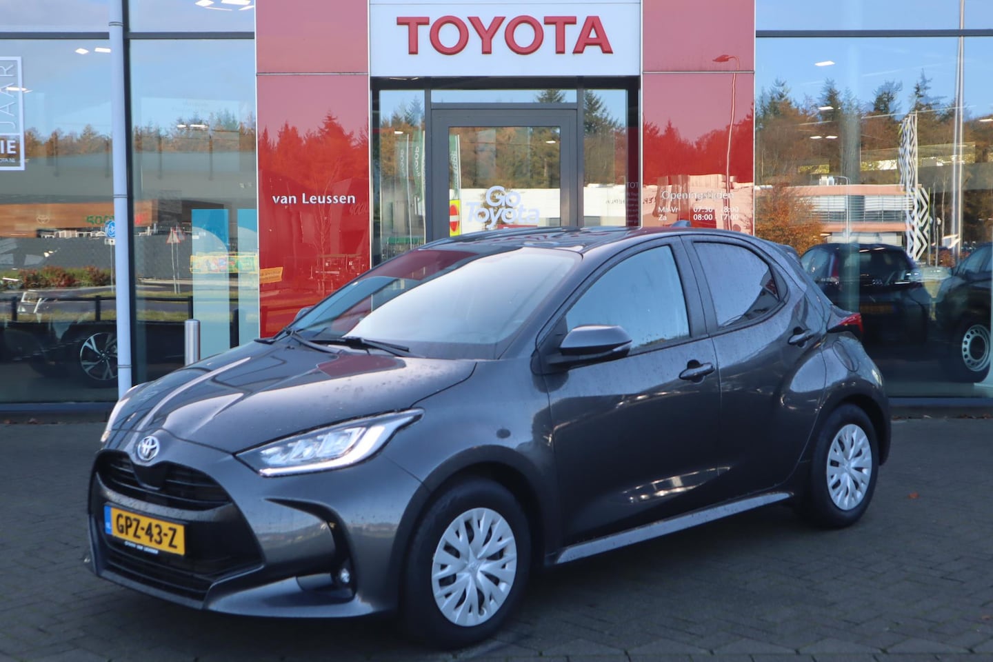 Toyota Yaris - 1.5 VVT-i STYLE APPLE/ANDROID STOEL/STUURVERW. CAMERA HEAD-UP PRIVACY-GLASS AD-CRUISE - AutoWereld.nl