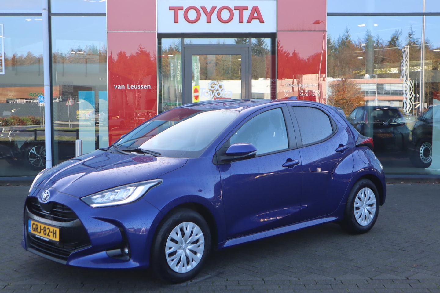 Toyota Yaris - 1.5 VVT-i Style APPLE/ANDROID STOEL/STUURVERW. CAMERA PRIVACY-GLASS AD-CRUISE - AutoWereld.nl