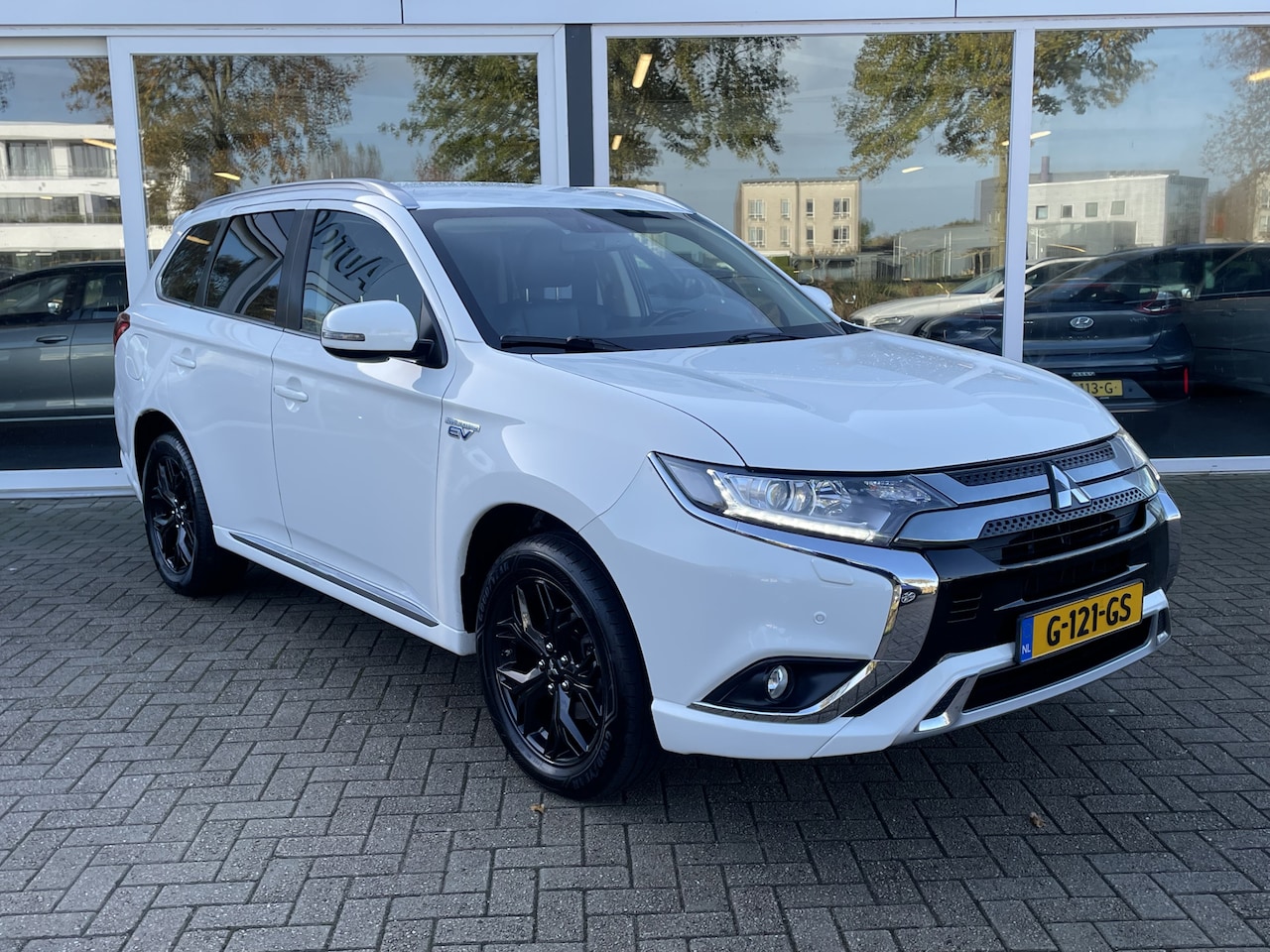 Mitsubishi Outlander - 2.4 PHEV Pure 50% deal 10.975,- ACTIE Trekhaak / Camera / Clima / Sport pakket! - AutoWereld.nl