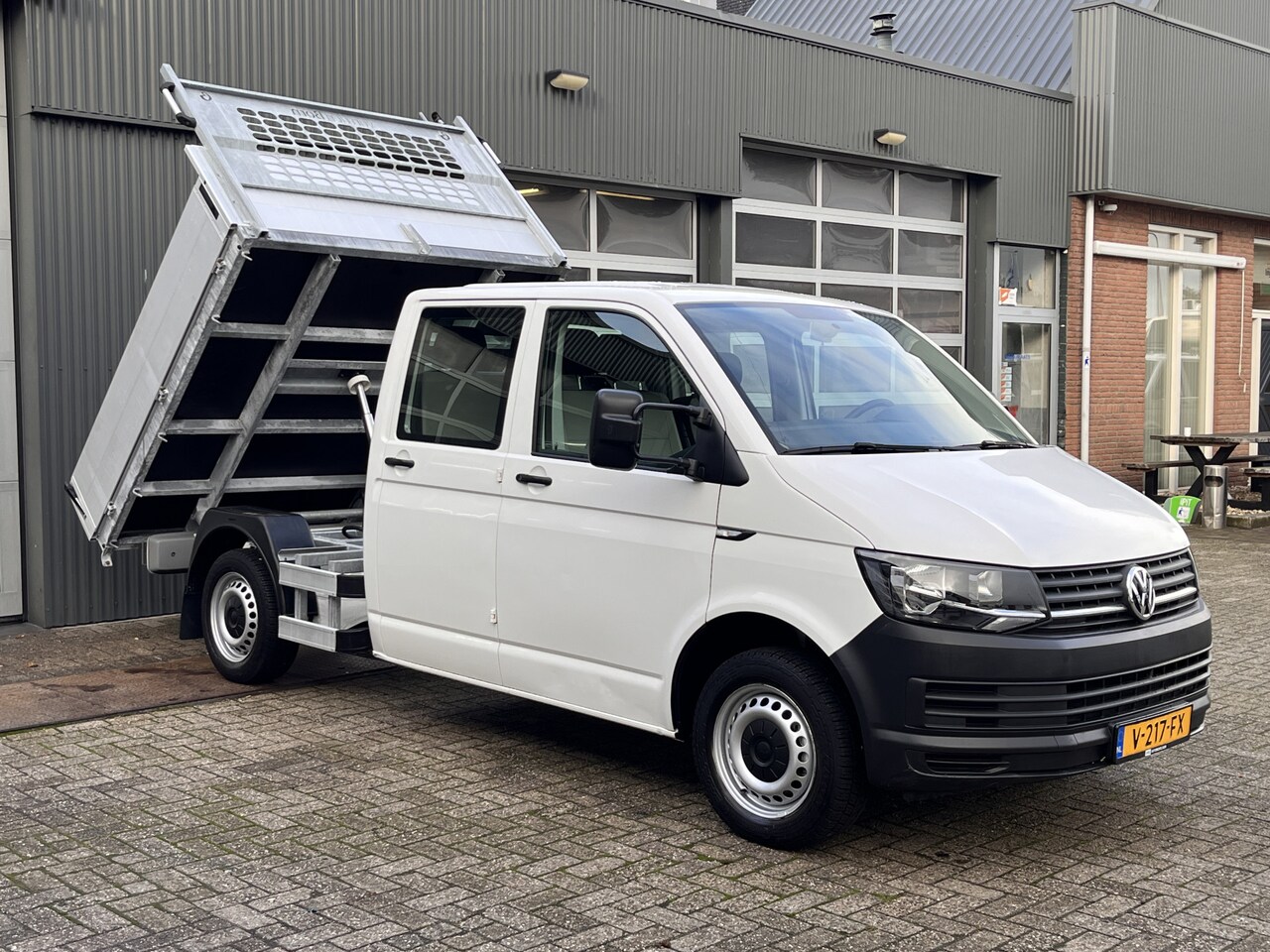 Volkswagen Transporter - 2.0 TDI L2H1 DC Kipper open laadbak Airco Bluetooth trekhaak 2200 kg 1e eigenaar Dealer on - AutoWereld.nl