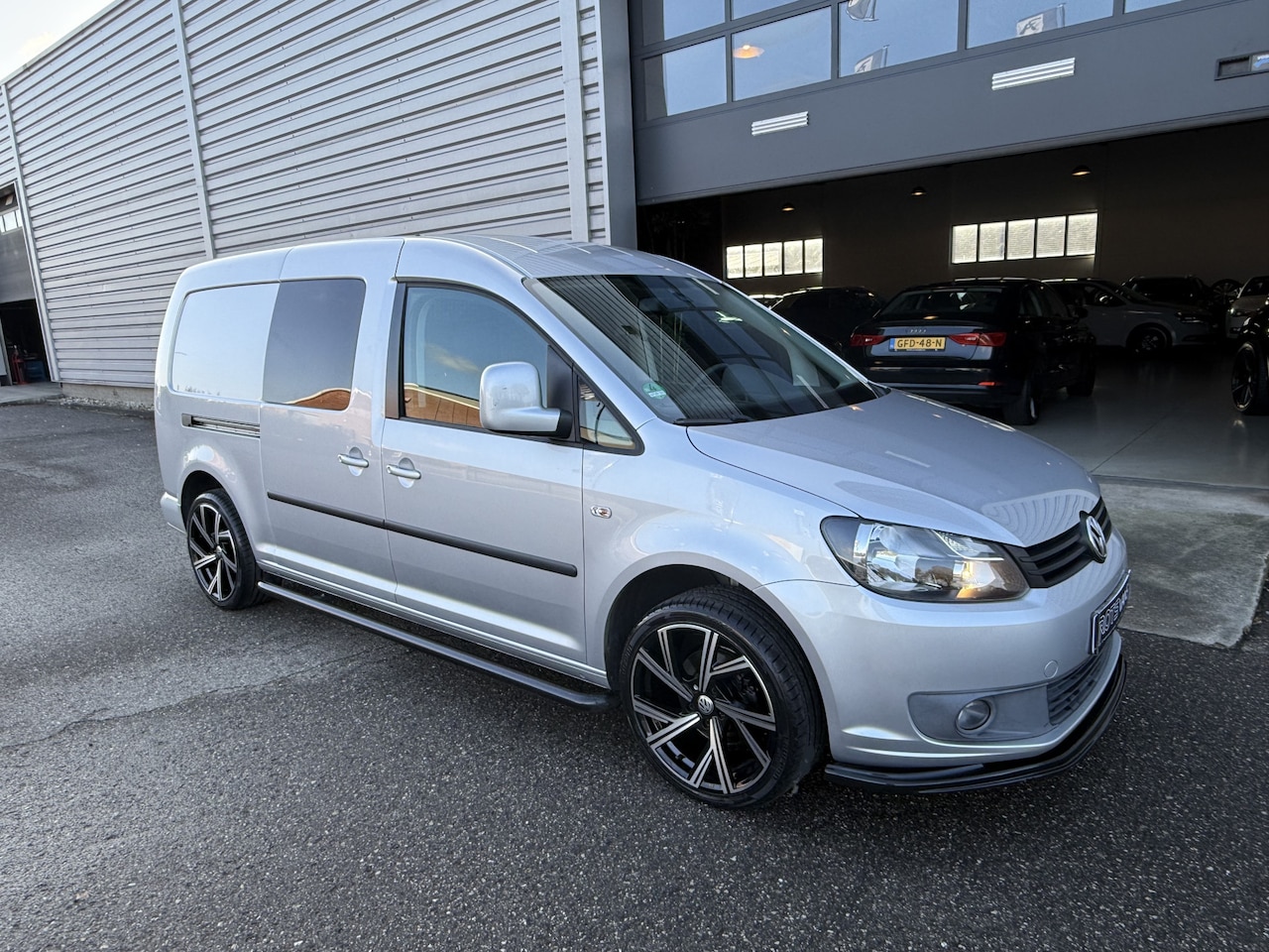 Volkswagen Caddy Maxi - 1.6 TDI DSG Navi|Leer|PDC|Cruis|Trekhaak Zilver - AutoWereld.nl