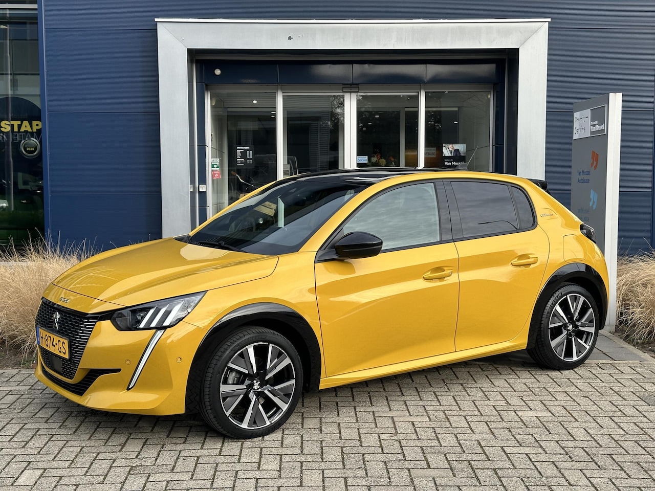 Peugeot 208 - 100 GT-Line Zwart dak l Panorama dak l Trekhaak afneembaar | Draadloze telefoonlader - AutoWereld.nl