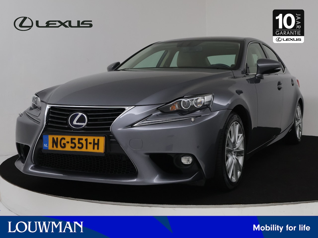 Lexus IS - 300h Luxury Line | Navigatie | Camera | Trekhaak | LM velgen | Leder | Stoel en stuurwiel - AutoWereld.nl