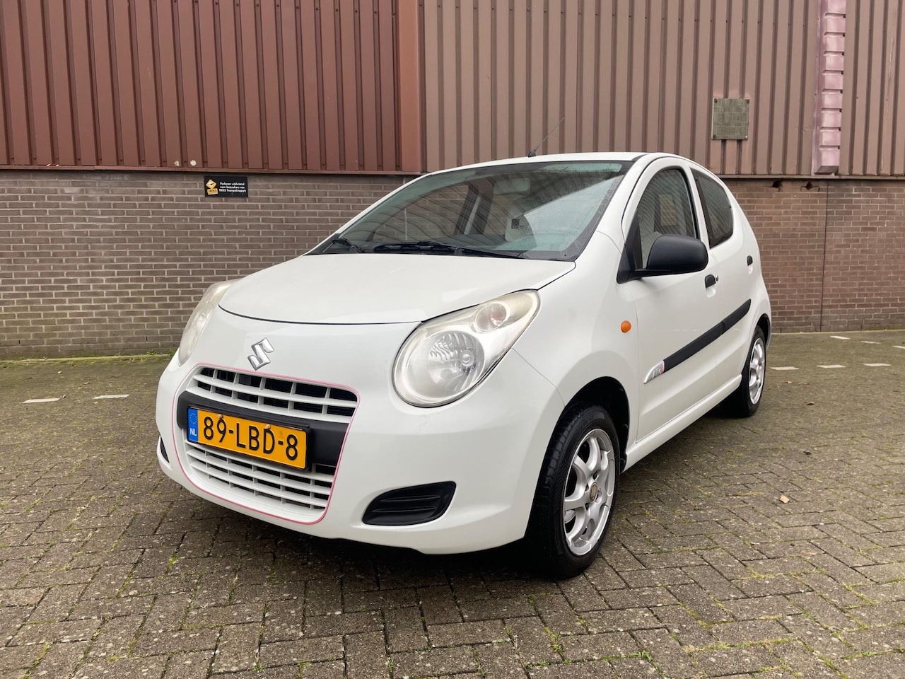 Suzuki Alto - 1.0 Black White 5drs. Airco APK NAP Leer - AutoWereld.nl