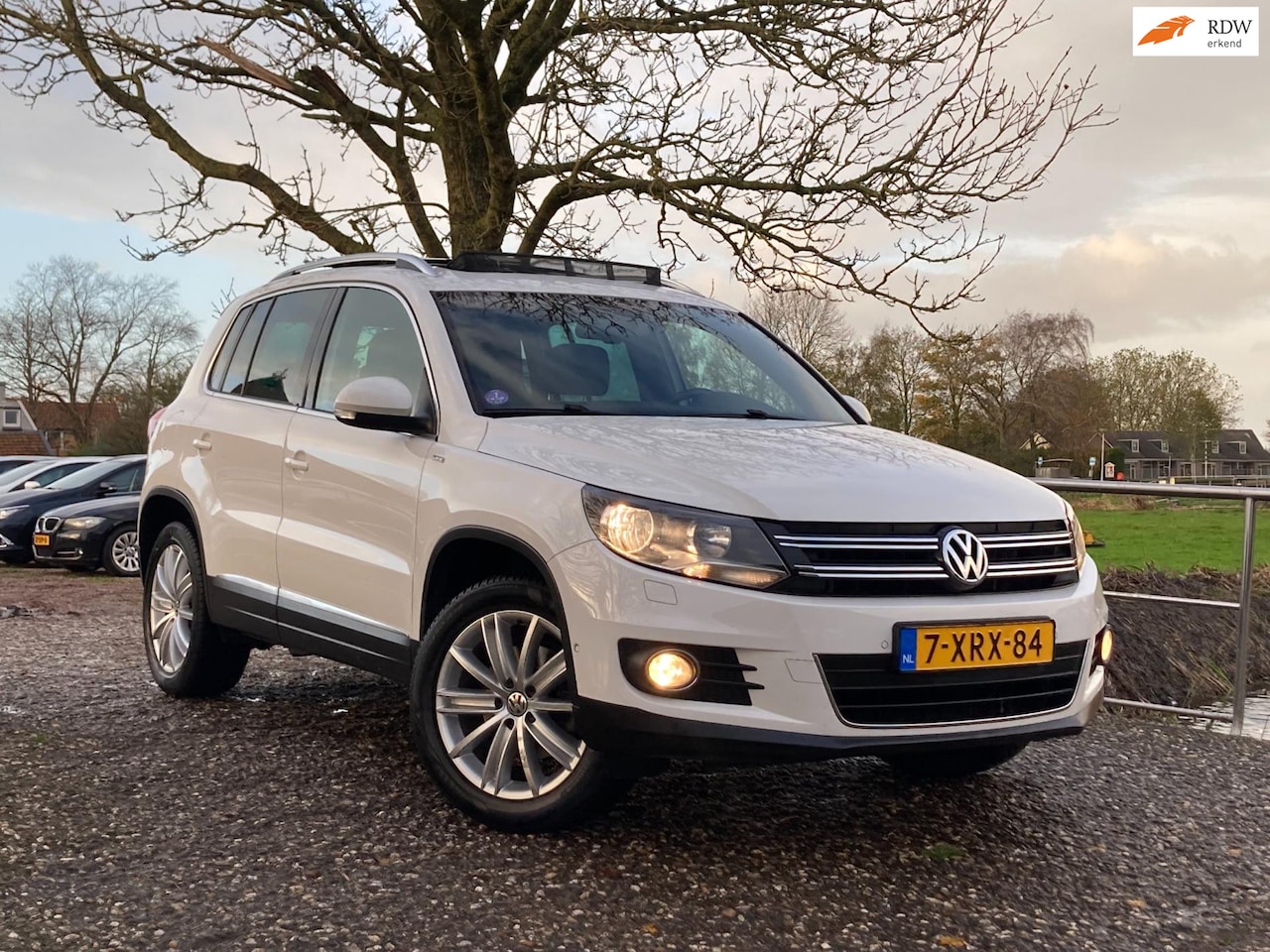 Volkswagen Tiguan - 1.4 TSI R-Line Edition | Schuif/kantel dak + Cruise + Clima + Stoel verw. nu € 11.975,-!!! - AutoWereld.nl