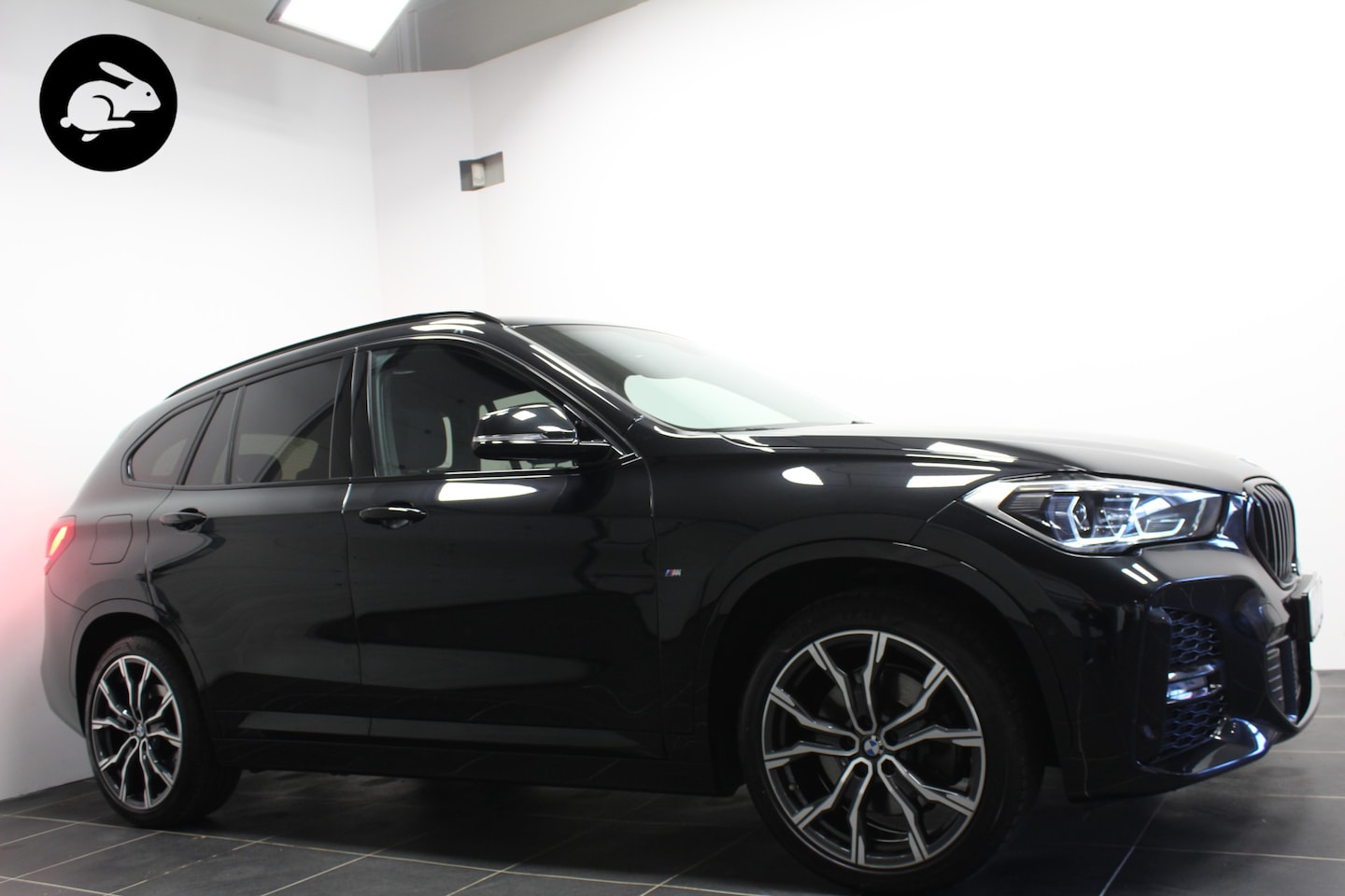 BMW X1 - xDrive25e M Sport/19 inch/All Black/Trekhaak - AutoWereld.nl