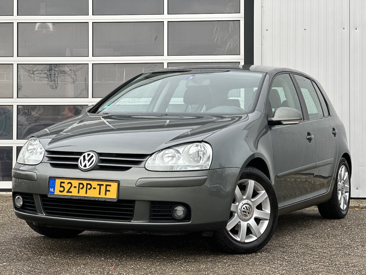 Volkswagen Golf - 1.6 FSI Sportline 116pk 6-bak | Trekhaak | Lichtmetalen velgen 16 inch| Radio-CD | Leuke a - AutoWereld.nl