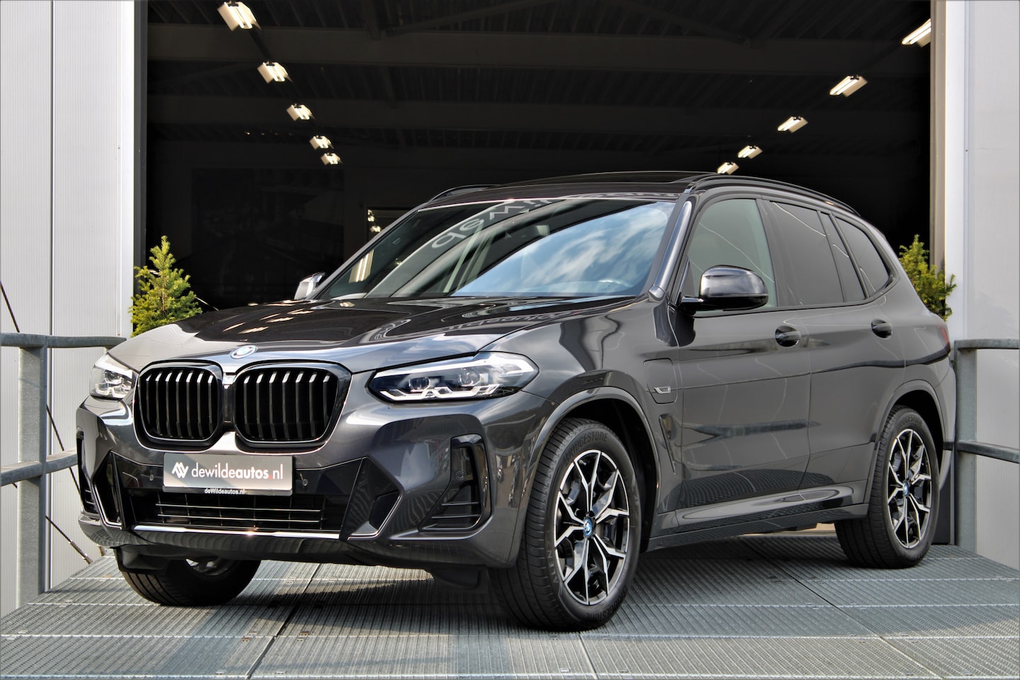 BMW X3 - xDrive30e M-sport facelift Pano Trekhaak Head-up Memory Camera DAB - AutoWereld.nl