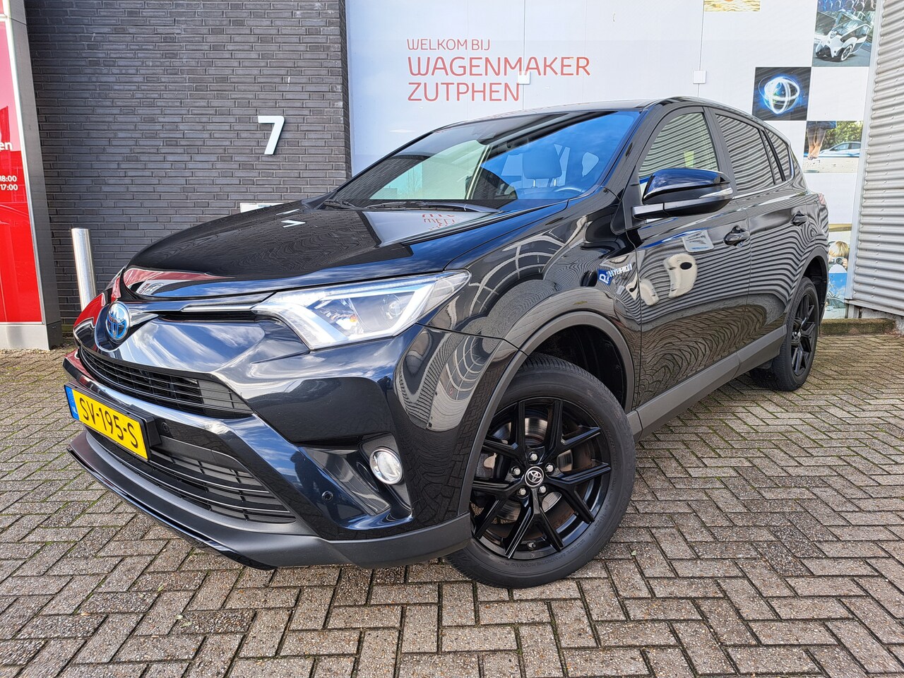 Toyota RAV4 - 2.5 Hybrid Black Edition Automaat I TREKHAAK I SCHUIF-/KANTELDAK I - AutoWereld.nl