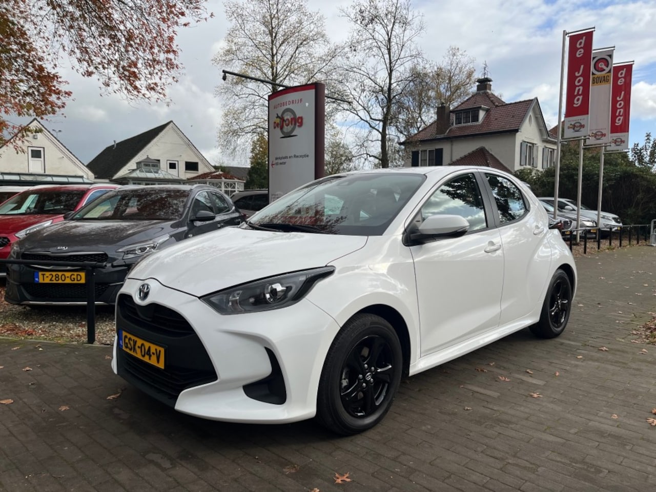 Toyota Yaris - 1.5 HYBRID ACTIVE AUTOMAAT / CAMERA / ADAP. CRUISE / 15'' LMV - AutoWereld.nl