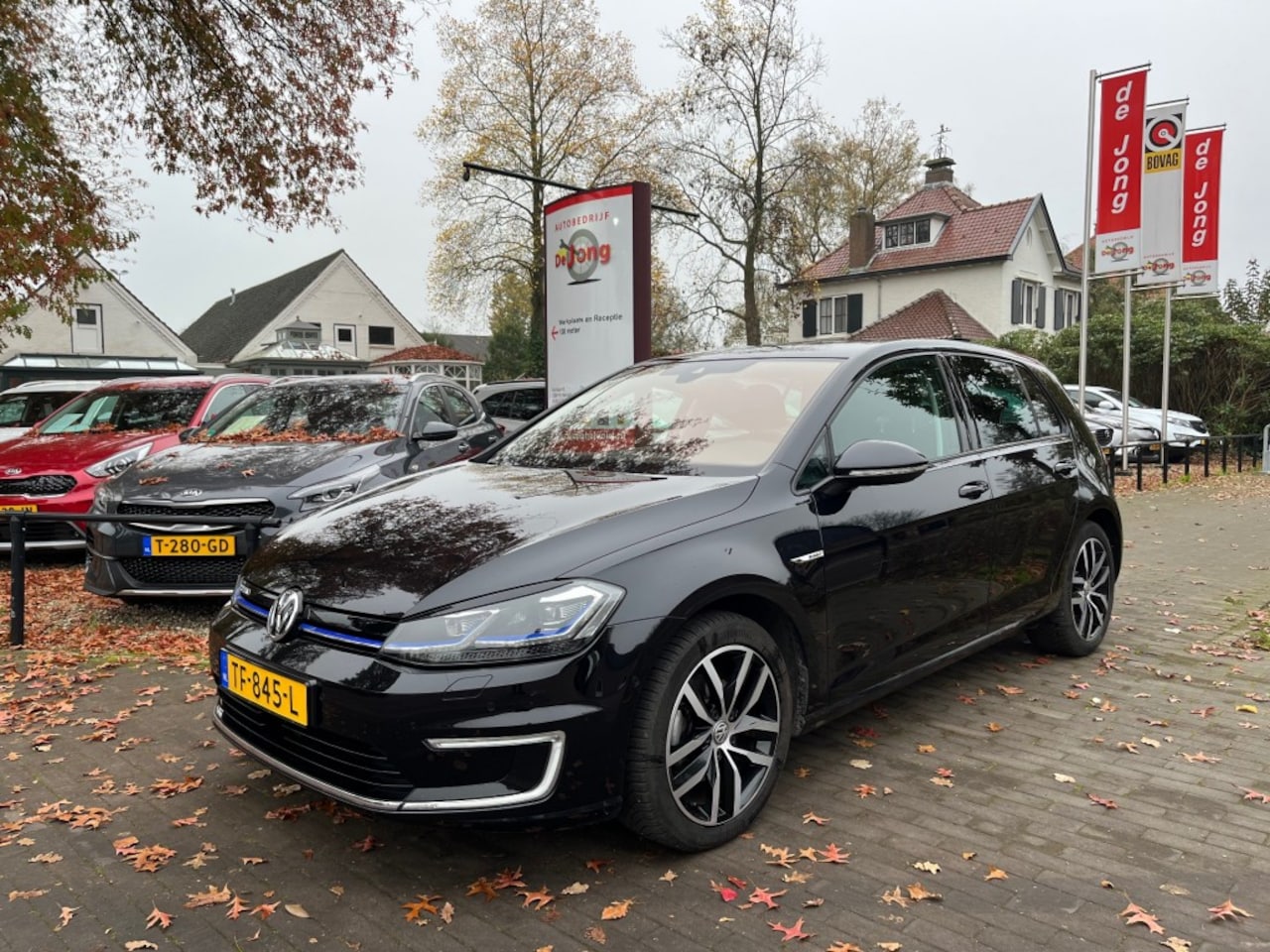 Volkswagen e-Golf - E-GOLF / LEDER / DYNAUDIO / NAVI / ADAP. CRUISE / 17'' LMV - AutoWereld.nl