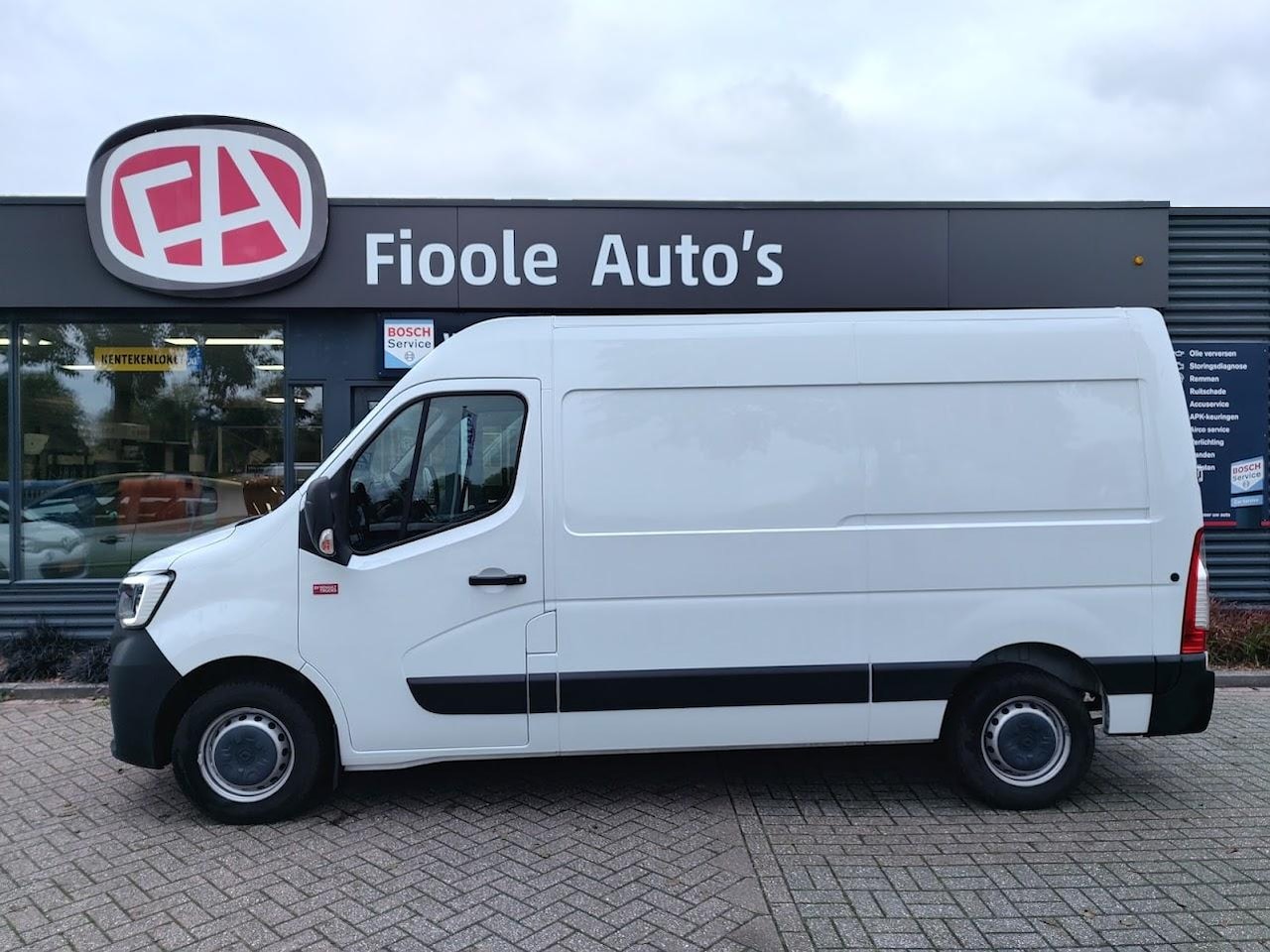 Renault Master - T35 2.3 dCi 135 L2H2 Comfort Camera, PDC A, trekhaak, Navi, Cruise - AutoWereld.nl