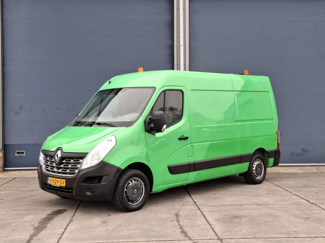 Renault Master - T35 2.3 dCi L2H2 AIRCO / CRUISE CONTROLE / NAVI / CAMERA / TREKHAAK / EURO 6 - AutoWereld.nl