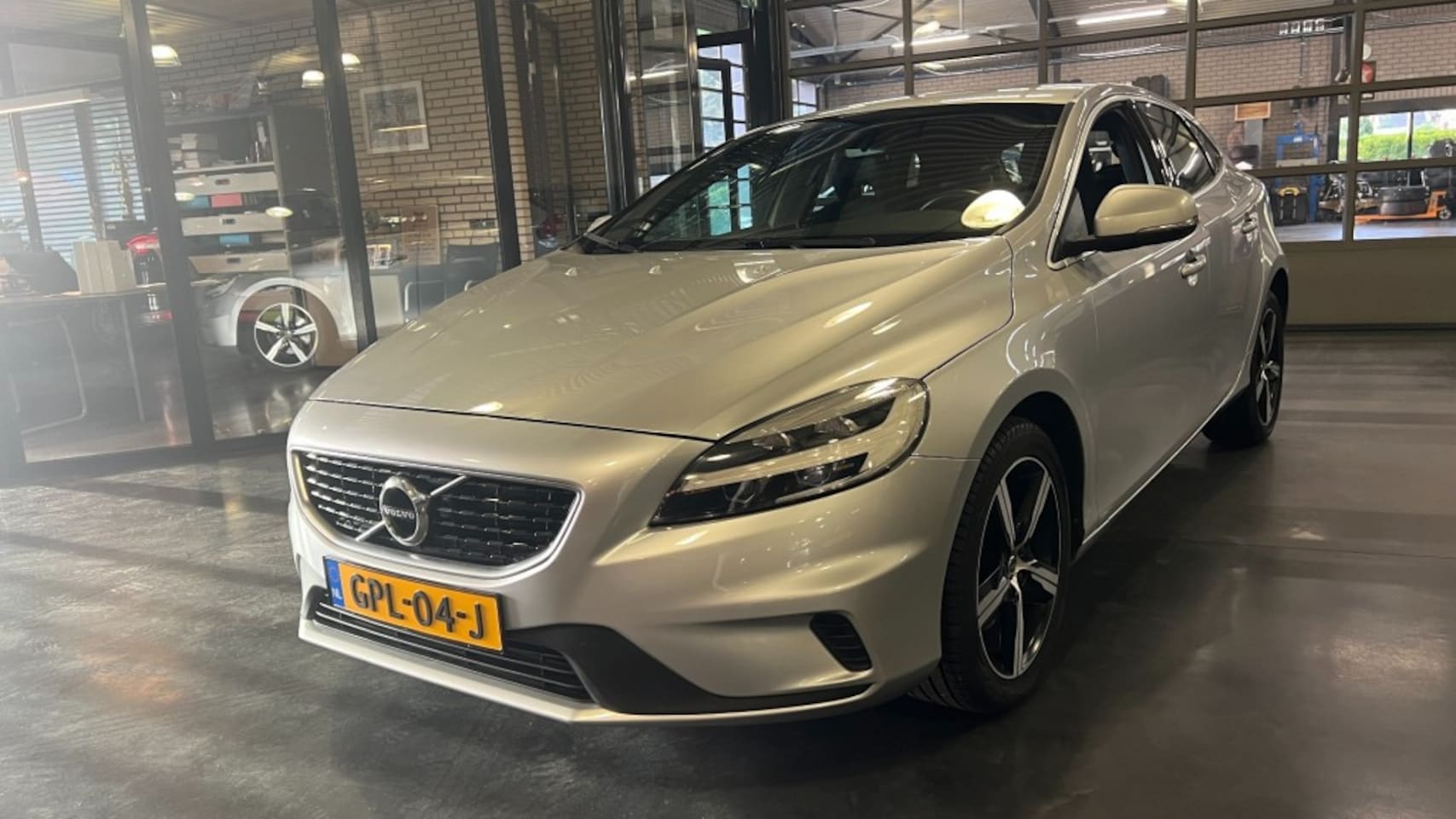 Volvo V40 - 2.0 T2 R-Design 2.0 T2 R-DESIGN - AutoWereld.nl