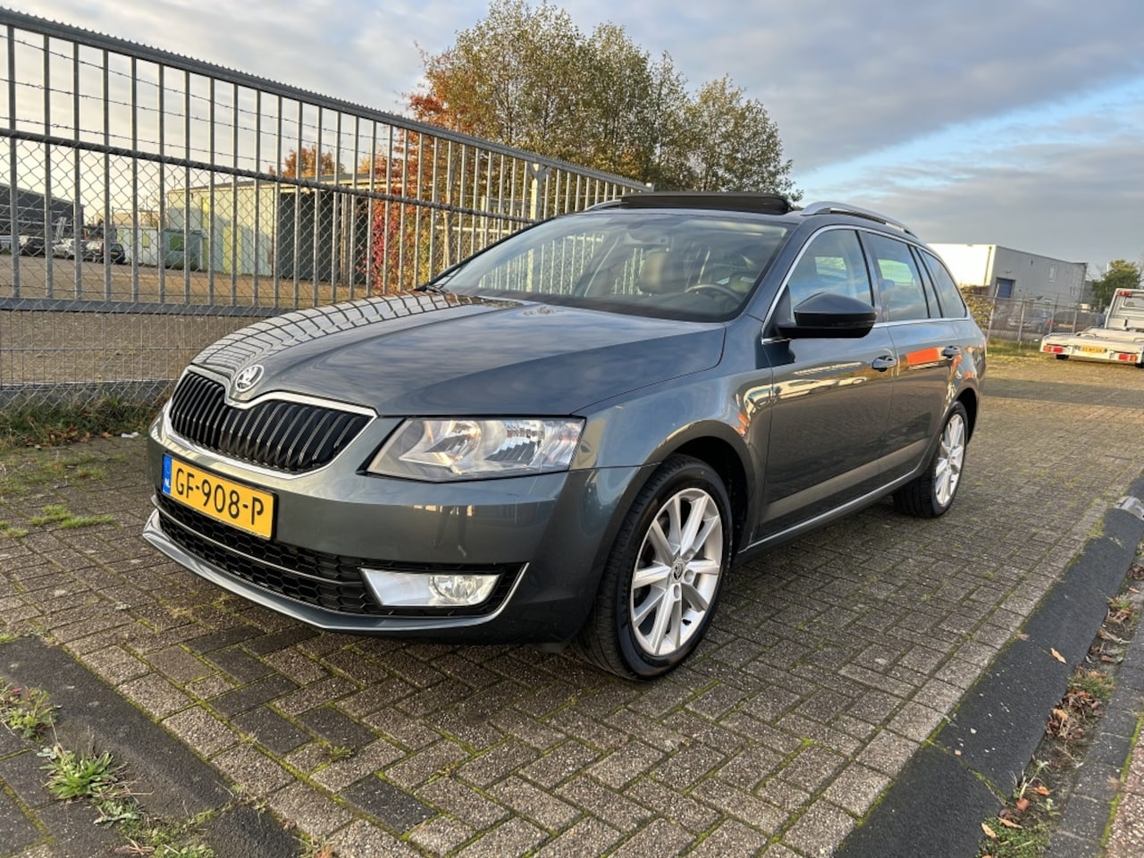 Skoda Octavia Combi - 1.6 TDI Grt Amb Bns / Pano / Leer / PDC - AutoWereld.nl