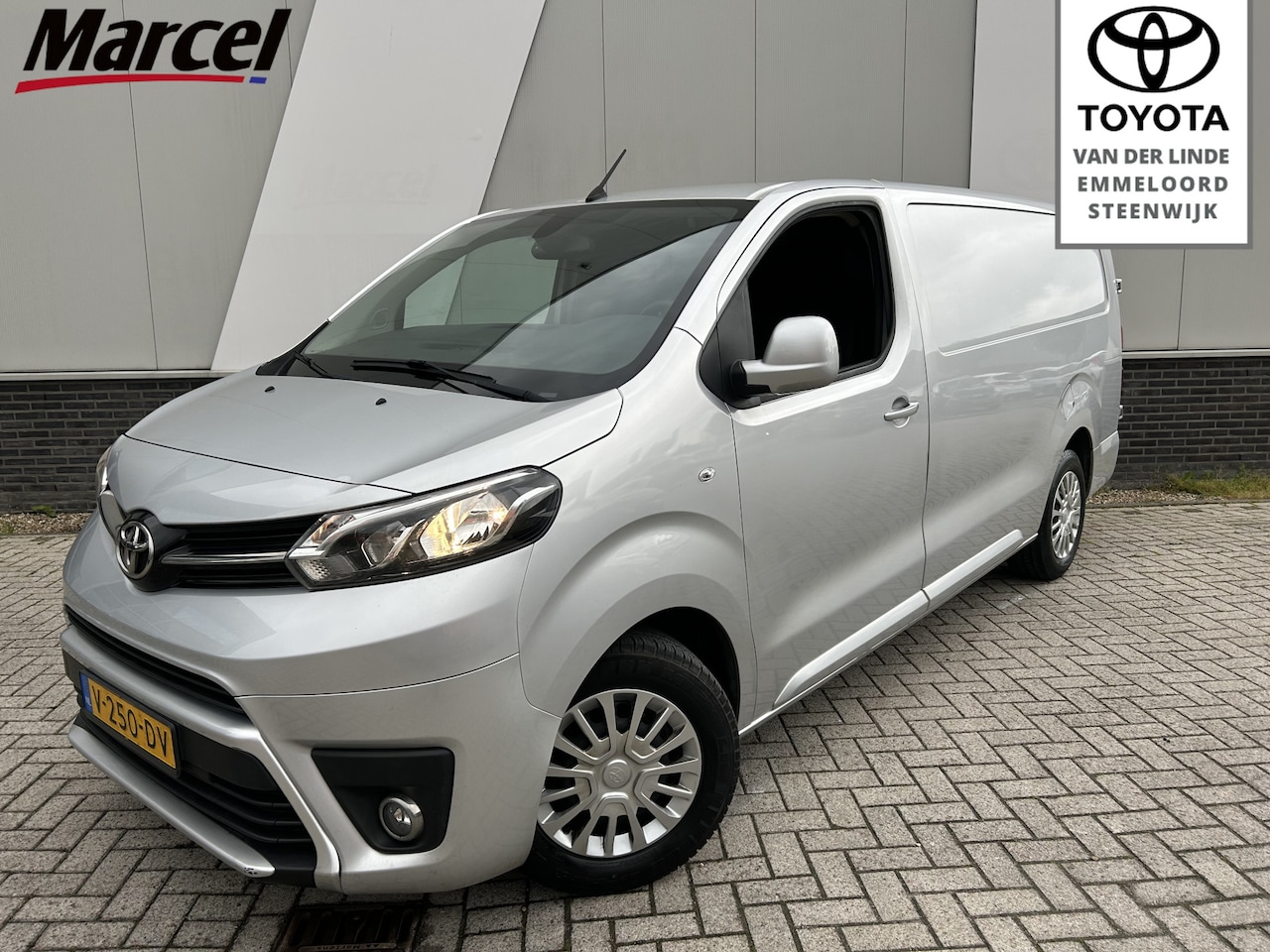 Toyota PROACE Long Worker - 2.0 D-4D Professional Automaat 177 pk | Ex Btw | Navi | ECC | Trekhaak - AutoWereld.nl