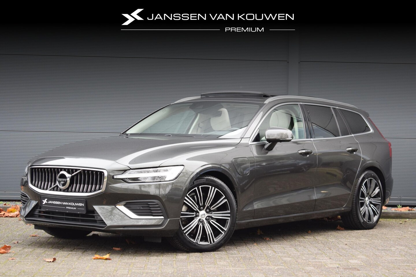 Volvo V60 - 2.0 T6 Recharge AWD Inscription / Panoramadak / Leder / Trekhaak - AutoWereld.nl