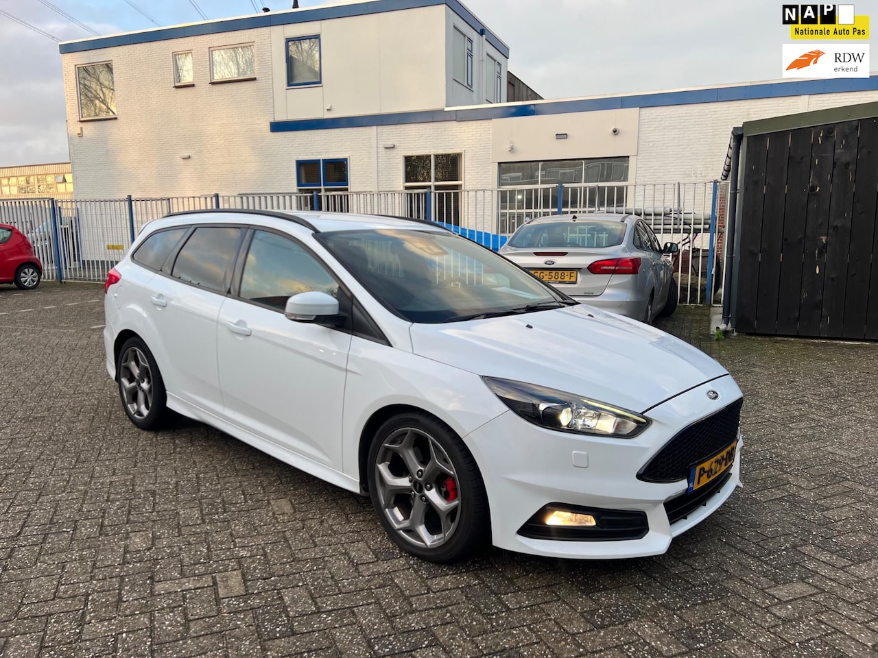 Ford Focus Wagon - 2.0 ST 2.0 ST. 250 PK - AutoWereld.nl