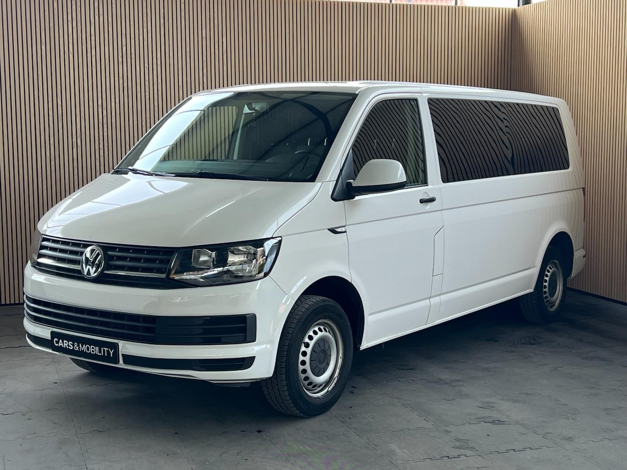 Volkswagen Transporter Kombi - 2.0 TSI L2H1 | 9-persoons | Met of zonder bumpers in kleur | Meer in voorraad - AutoWereld.nl