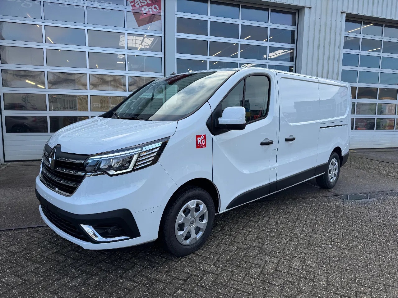 Renault Trafic - Red Edition L2H1 DCI 150 2x schuifdeur VOORRAAD - AutoWereld.nl