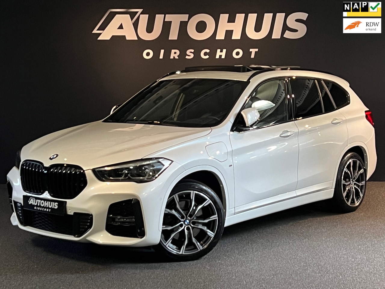 BMW X1 - XDrive25e High Executive M Edition Pano/ HeadUp/ Camera/ H&K/ Trekhaak - AutoWereld.nl