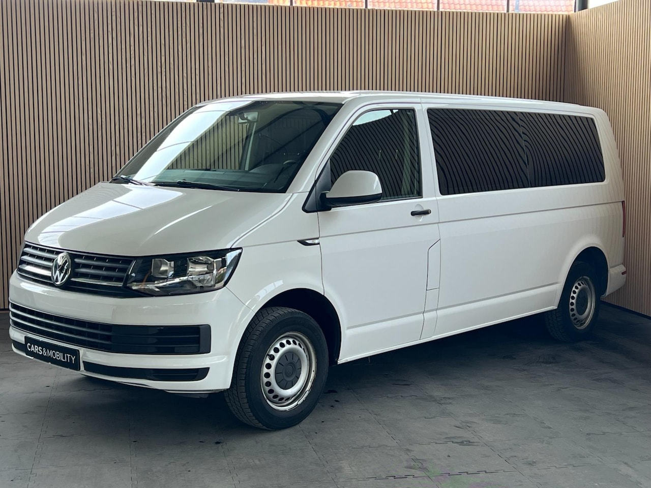 Volkswagen Transporter Kombi - 2.0 TSI L2H1 | 9-persoons | Met of zonder bumpers in kleur | 5x beschikbaar| - AutoWereld.nl