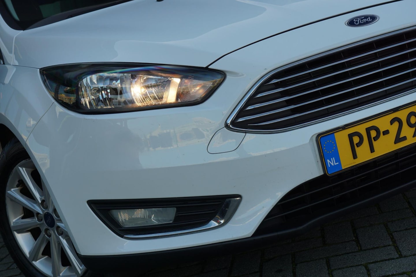 Ford Focus - 1.0 125PK Titanium Edition | Frozen White | NAV/Cruise/360PDC - AutoWereld.nl