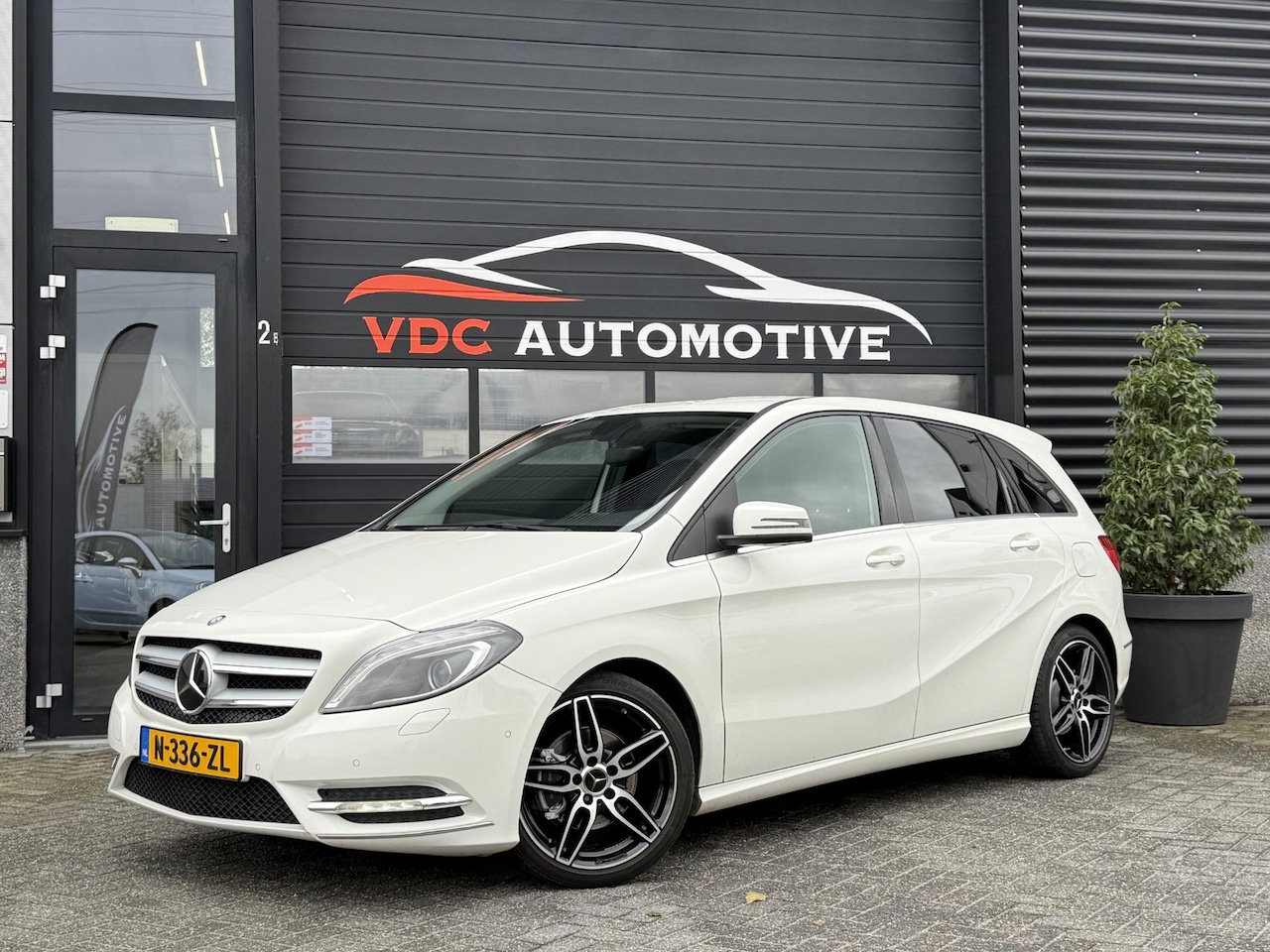 Mercedes-Benz B-klasse - 180 Prestige Trekhaak | AMG Velgen | Standkachel | Navi | Cruisecontrol | Stoelverwarming - AutoWereld.nl