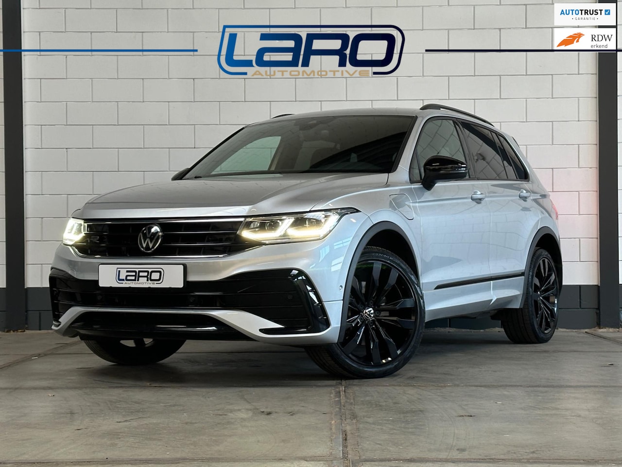 Volkswagen Tiguan - 1.4 TSI eHybrid R-Line | LED Matrix Cam Trekhaak ACC Sfeer Keyless CarPlay - AutoWereld.nl