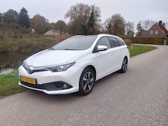 Toyota Auris Touring Sports - 1.2 Dynamic 1.2T trekhaak en groot panoramadak.