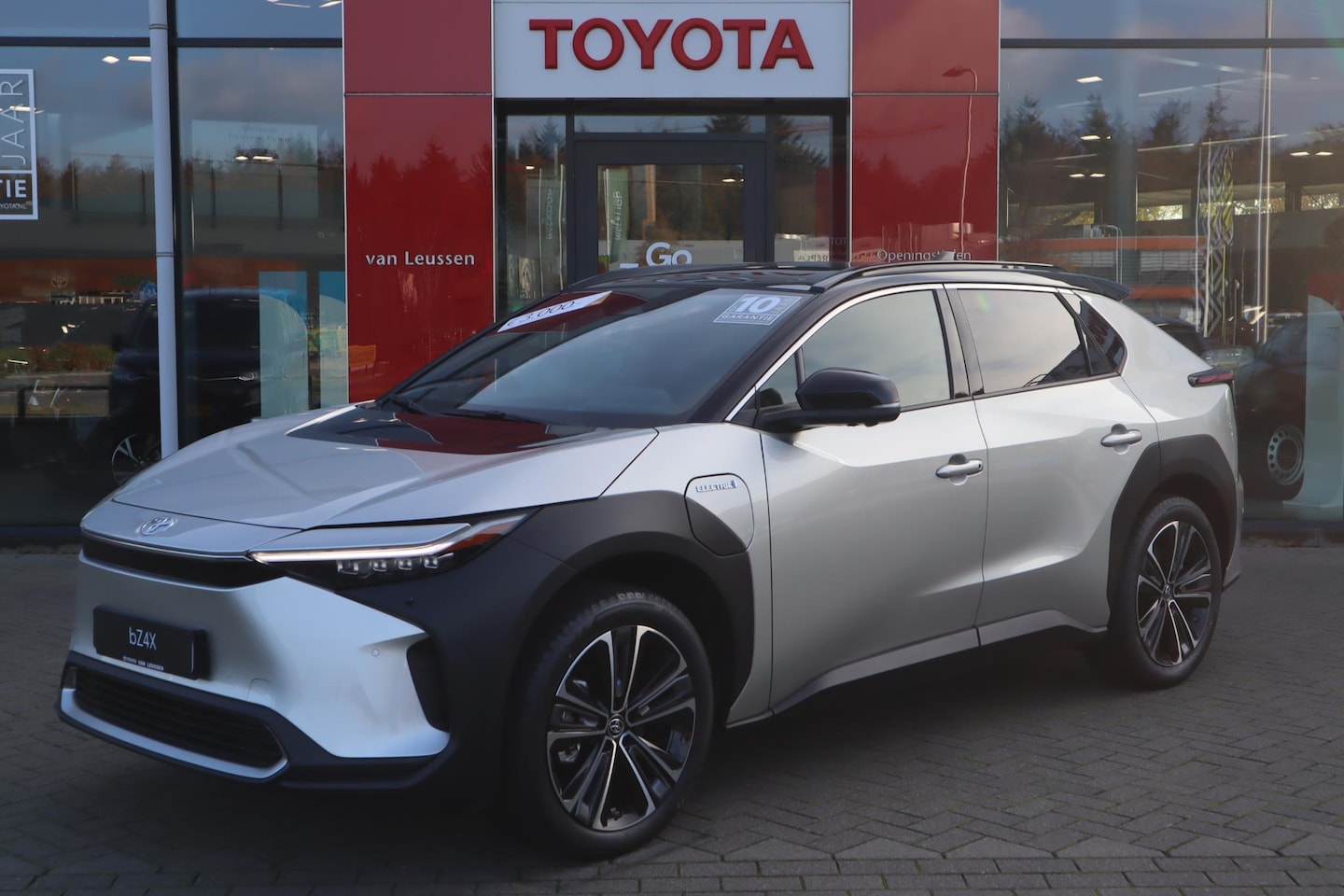 Toyota bZ4X - Premium 71 kWh 3-FASE PANODAK LEDER STOELVERW/KOELING STUURVERW NAVI 360-CAMERA APPLE/ANDR - AutoWereld.nl