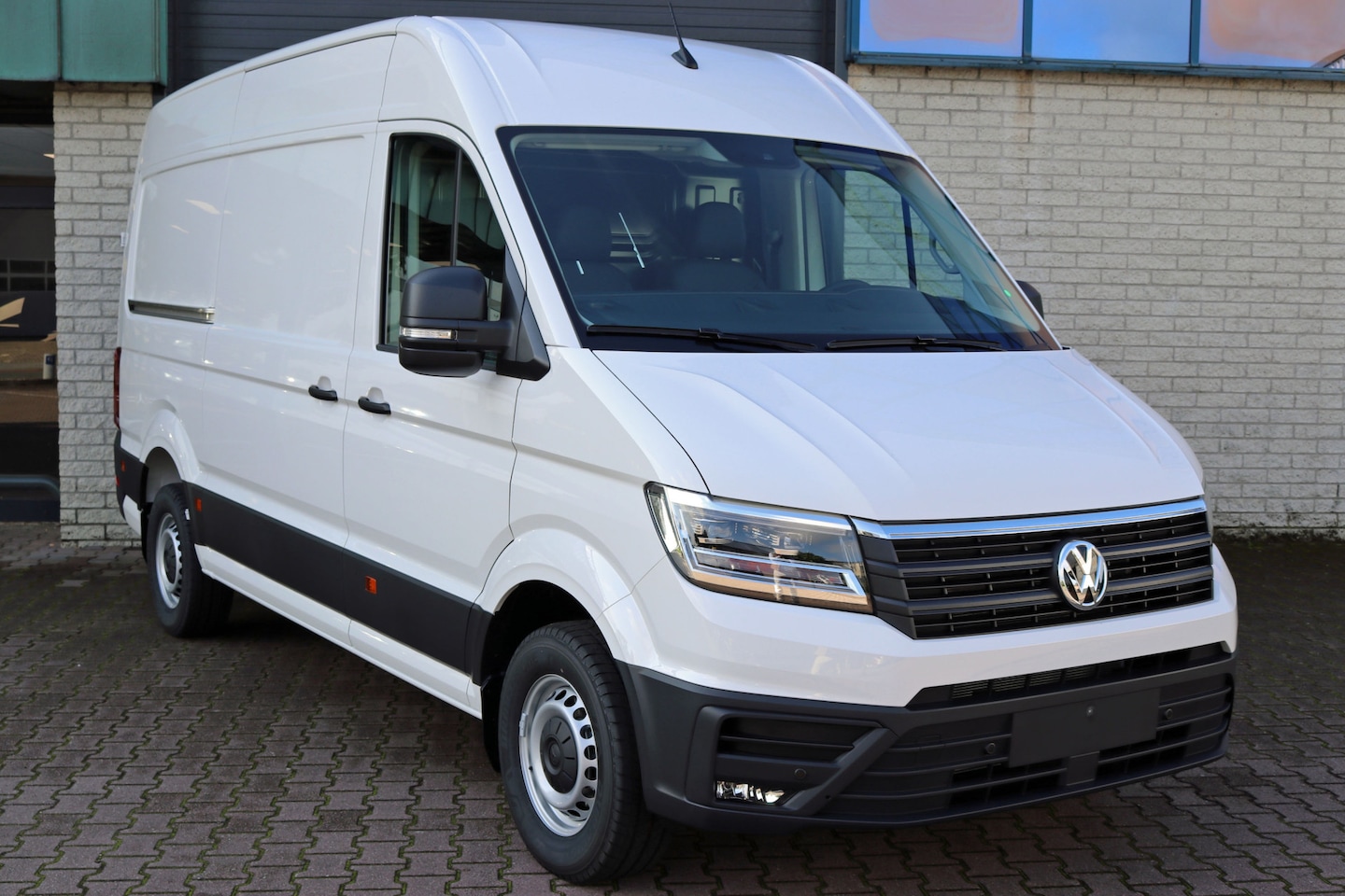 Volkswagen Crafter - 35 2.0 Tdi L3H3 140Pk DSG-8 LED NAVI CRUISE PDC CAMERA LEDER - AutoWereld.nl