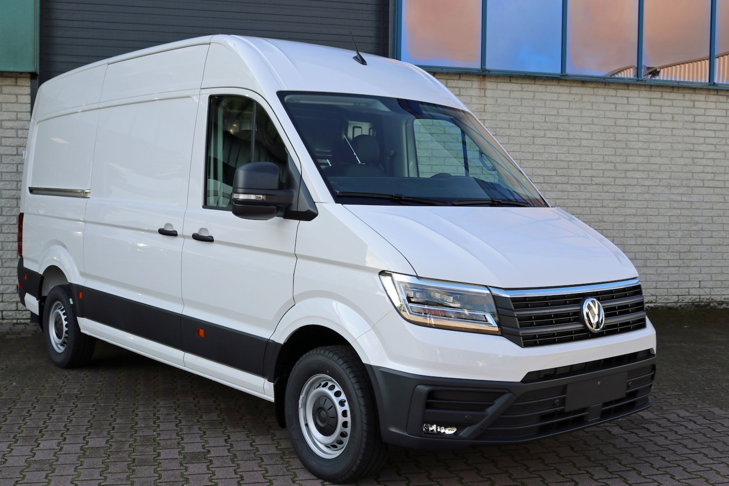 Volkswagen Crafter - 35 2.0 Tdi L3H3 140Pk DSG-8 LED NAVI CRUISE PDC CAMERA LEDER - AutoWereld.nl