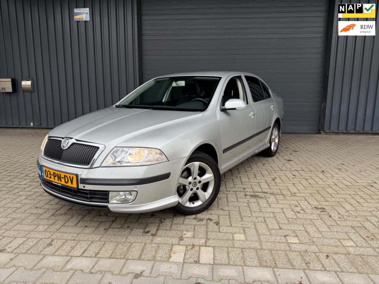 Skoda Octavia - 1.6 Ambiente | Airco | Parkeer sensoren | NAP - AutoWereld.nl