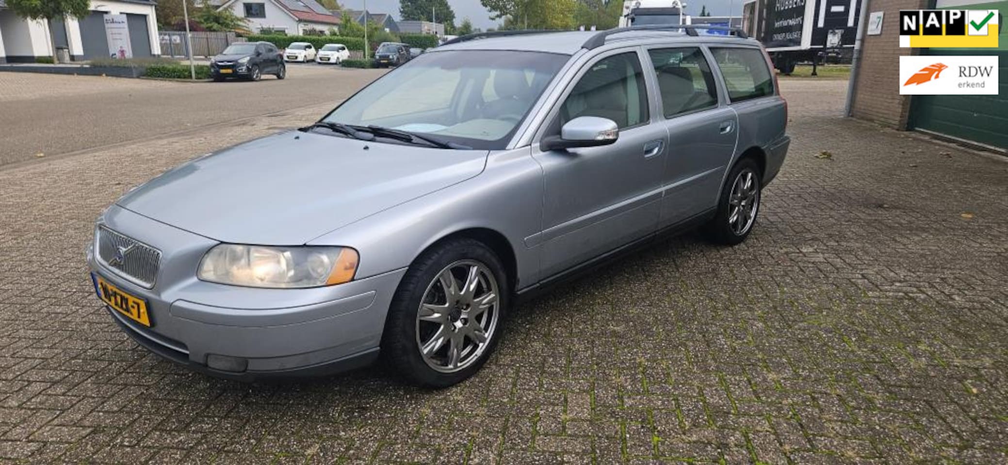 Volvo V70 - 2.4D D5 Momentum NAVI/CLIMA/NWE. APK:10-2025 - AutoWereld.nl