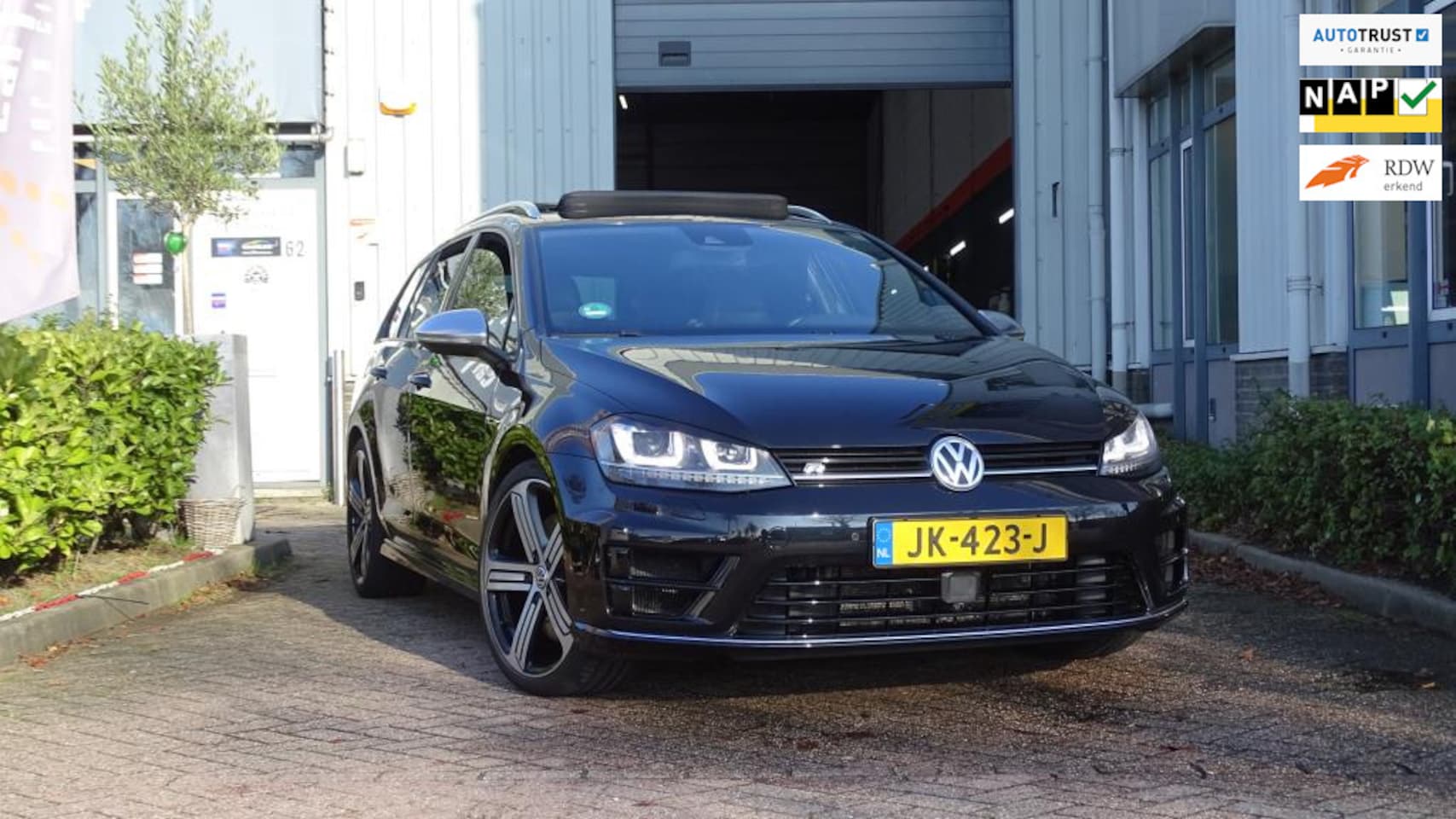 Volkswagen Golf Variant - 2.0 TSI R Pano/Digidash/Fullmap Navi/Full Option/380+pk/Custom Uitlaatsysteem - AutoWereld.nl