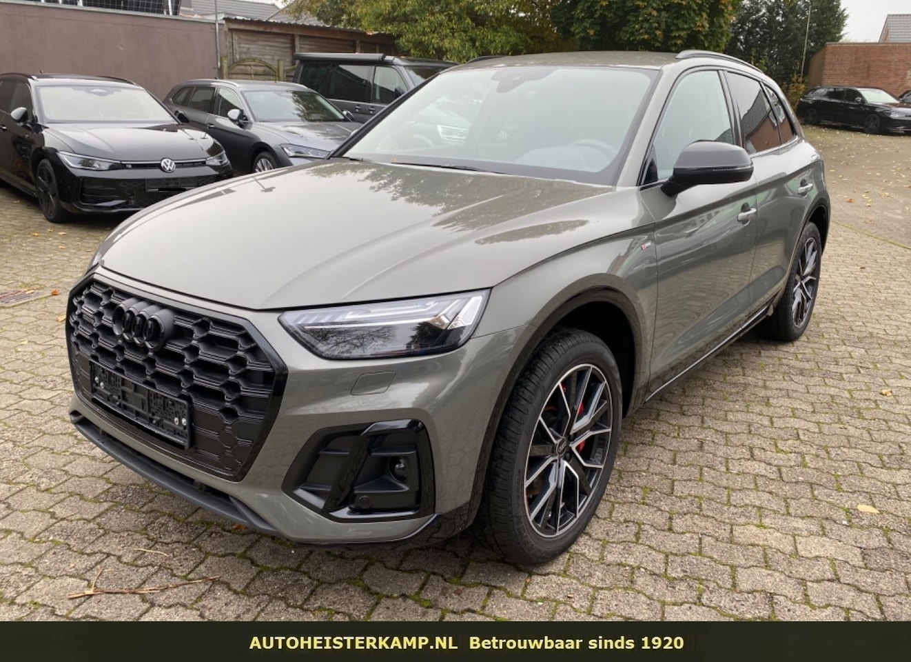 Audi Q5 - 55 TFSI e S edition Competition Chronosgrijs met Black Pack ACC Trekhaak Camera - AutoWereld.nl