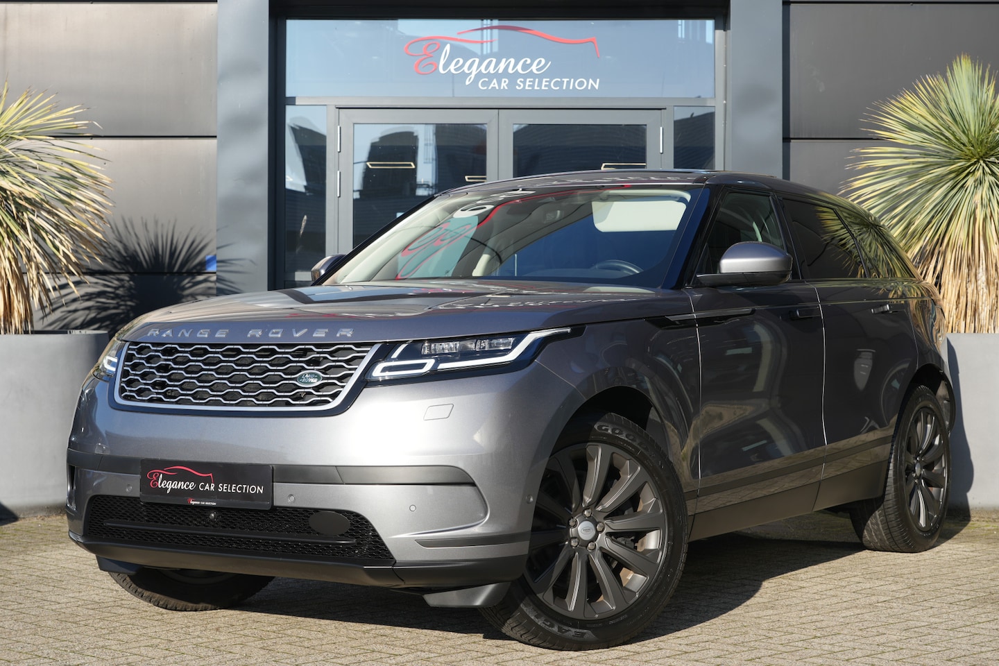 Land Rover Range Rover Velar - 2.0 P400e 400pk Panoramadak/ Navigatie/ Camera - AutoWereld.nl