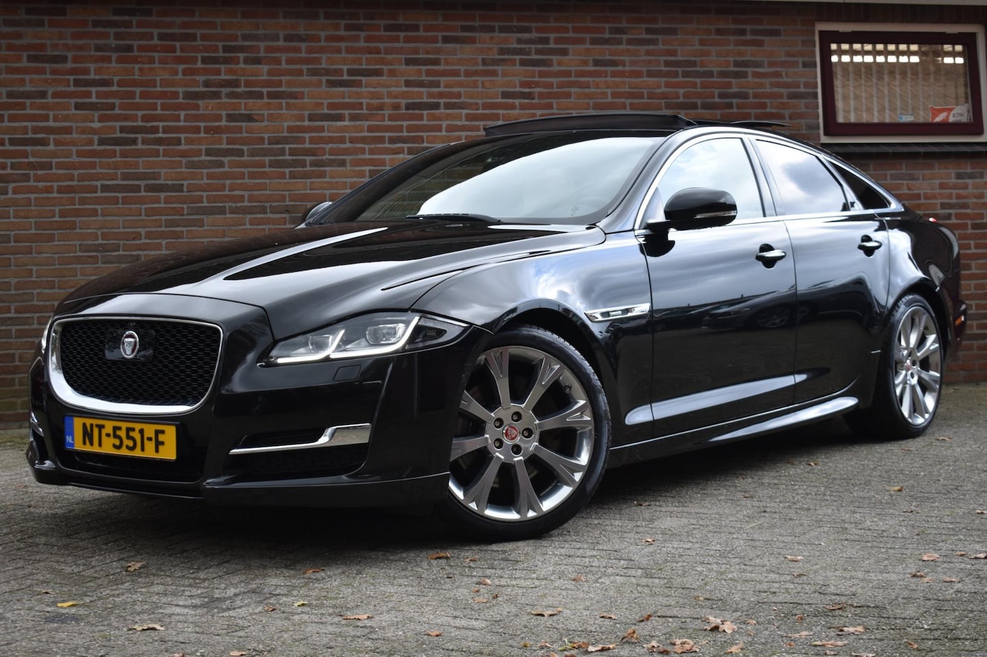 Jaguar XJ - 3.0 D R-Sport '17 LED Pano LEder CLima NAvi Clima Cruise R Sport Inruil mogelijk - AutoWereld.nl