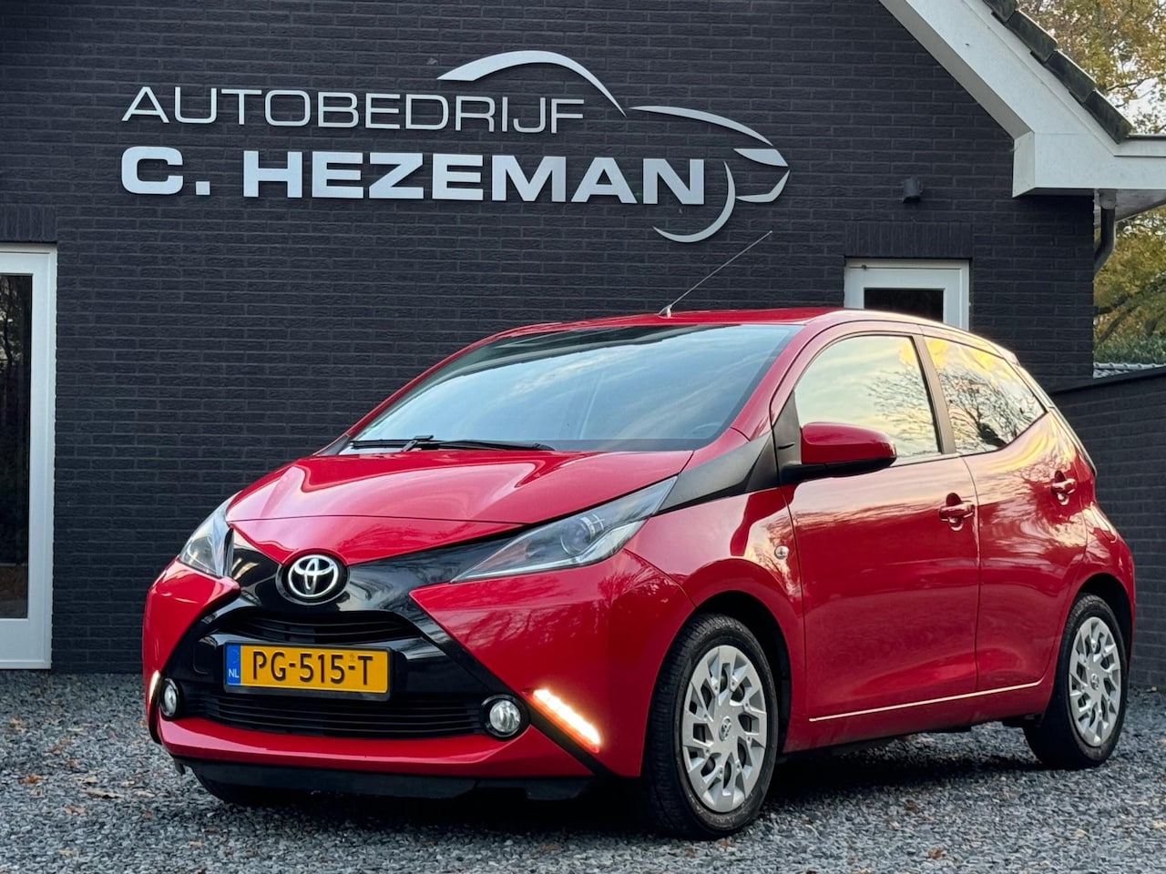 Toyota Aygo - 1.0 VVT-i x-play Navigatie Camera AUX USB 2017 - AutoWereld.nl