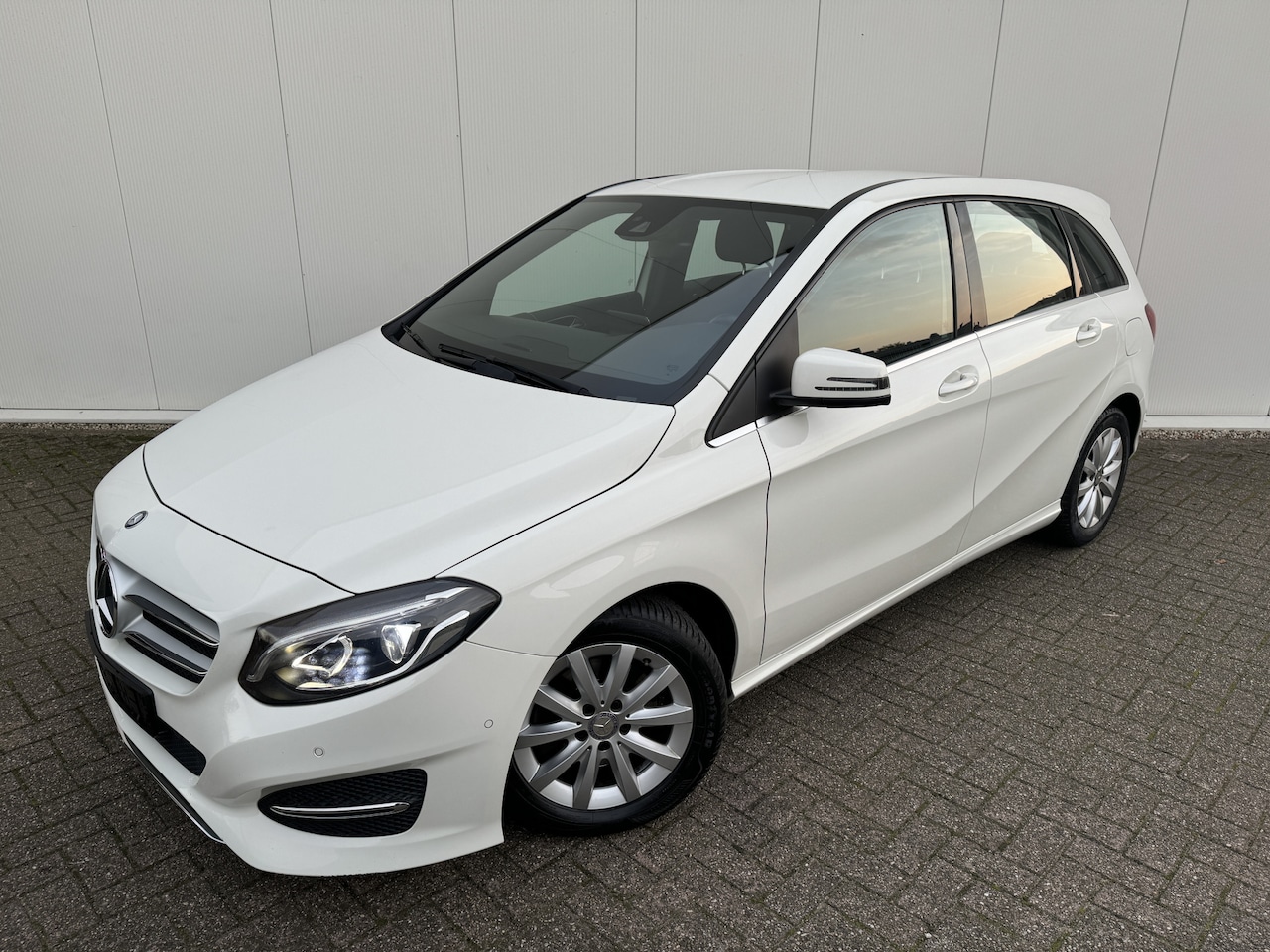 Mercedes-Benz B-klasse - 180 Ambition Airco - Navi - Bluetooth - Xenon - PTS - AutoWereld.nl