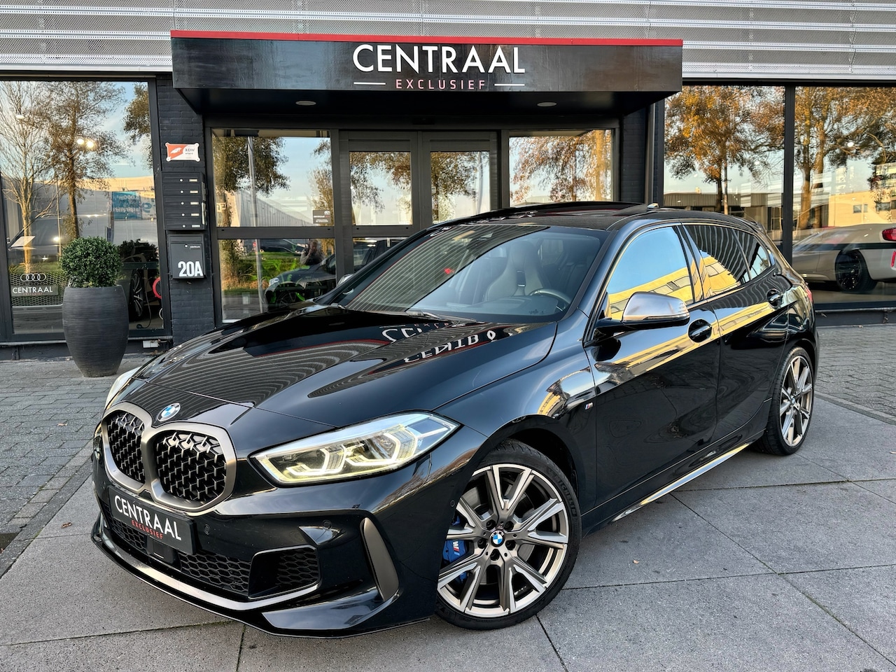 BMW 1-serie - M135i xDrive High Exe Pano|Harman&Kardon|Memory|Milltek|Schaalstoelen|Carplay|306PK - AutoWereld.nl