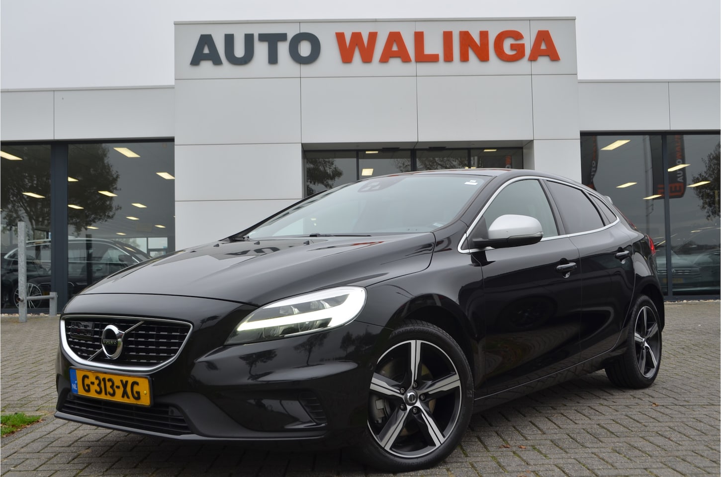 Volvo V40 - 1.5 T3 Polar+ Sport R-design Pano | Keyless | Adaptive cruise | Lane assist | Dodehoeksens - AutoWereld.nl