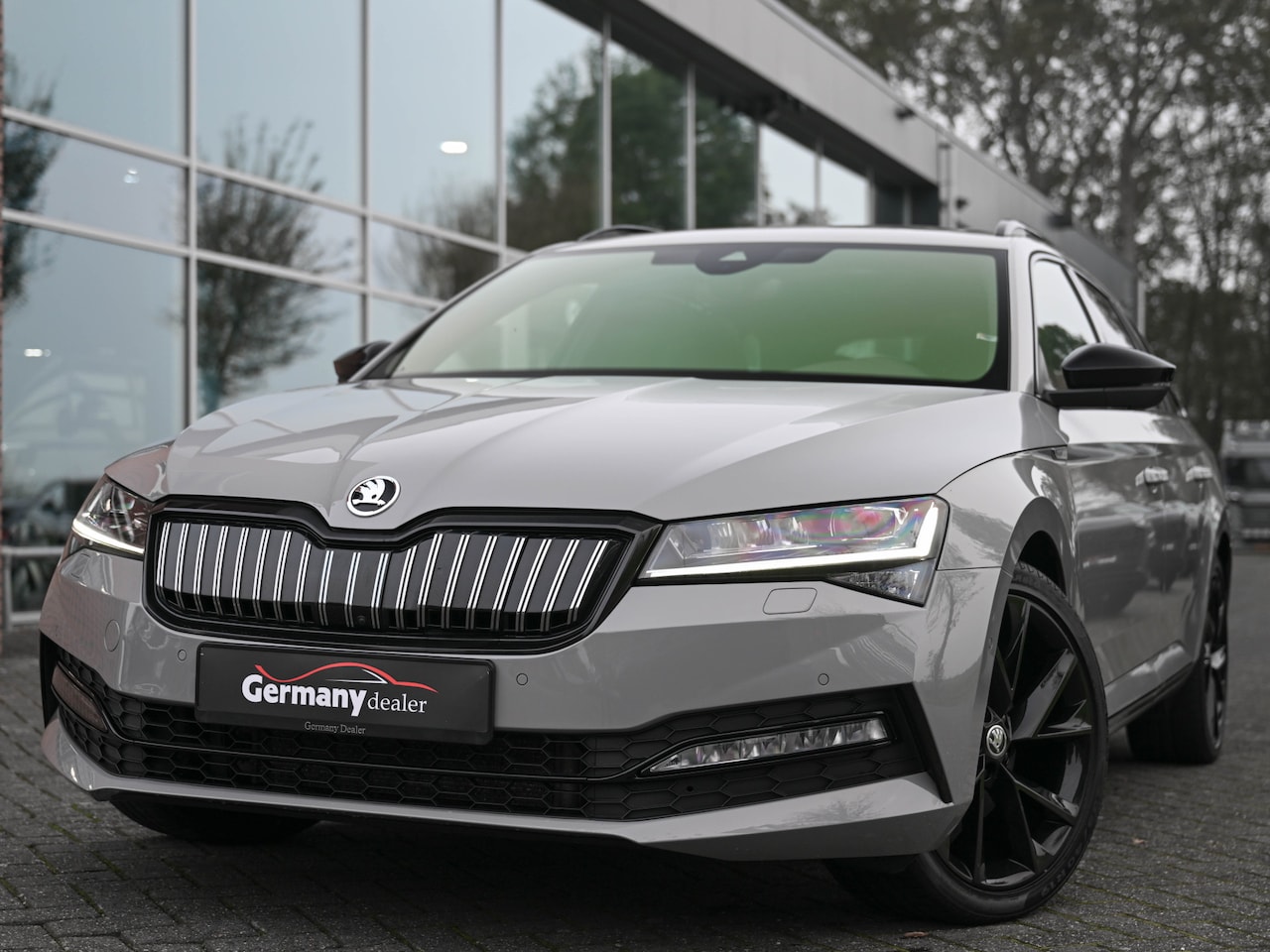 Skoda Superb Combi - 1.4TSI iV Sportline Business Trekhaak Pano Keyless Carbon Camera 19-Inch - AutoWereld.nl